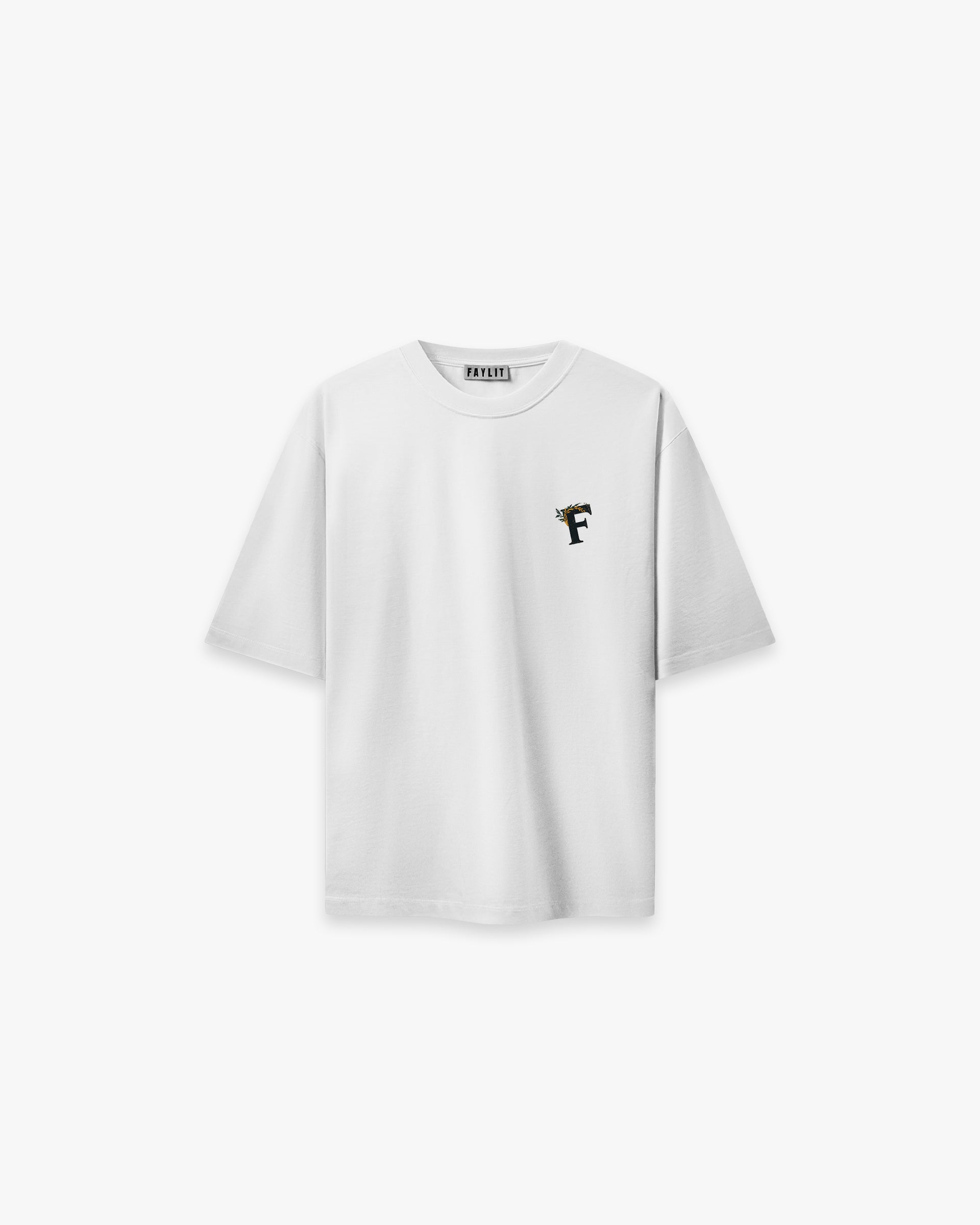 Ancient Ambition Vintage Beyaz Oversize Tişört Beyaz oversize tişörtün ön yüzünün düz çekim ürün fotoğrafı. Tişörtün sol göğsünde, küçük ve detaylı bir logo yer alıyor. Logo, defne yaprakları ile süslenmiş, antik bir görünüme sahip 'F' harfinden oluşuyor. Yeşil ve sarı tonları tasarıma hakimdir. -  Faylit