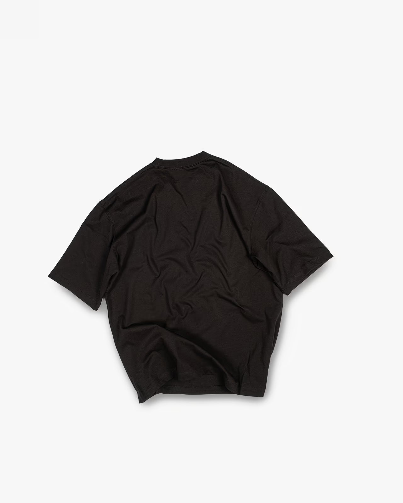 FAYLIT siyah oversize t-shirt, ürünün arka yüzü, sade ve logosuz tasarım, rahat ve dökümlü kalıp, pamuklu kumaş.