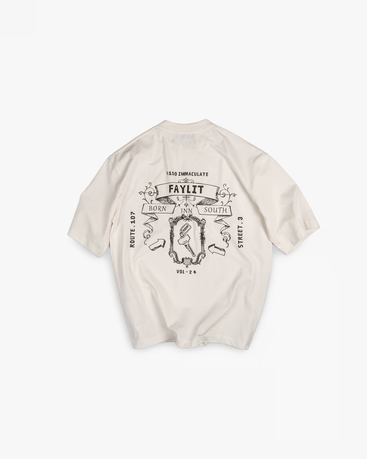 FAYLIT ekru oversize tişört, arka kısmında Born Inn South temalı, detaylı, siyah-beyaz renkte vintage grafik baskı, unisex ve boxy fit kesim, günlük giyim için ideal.