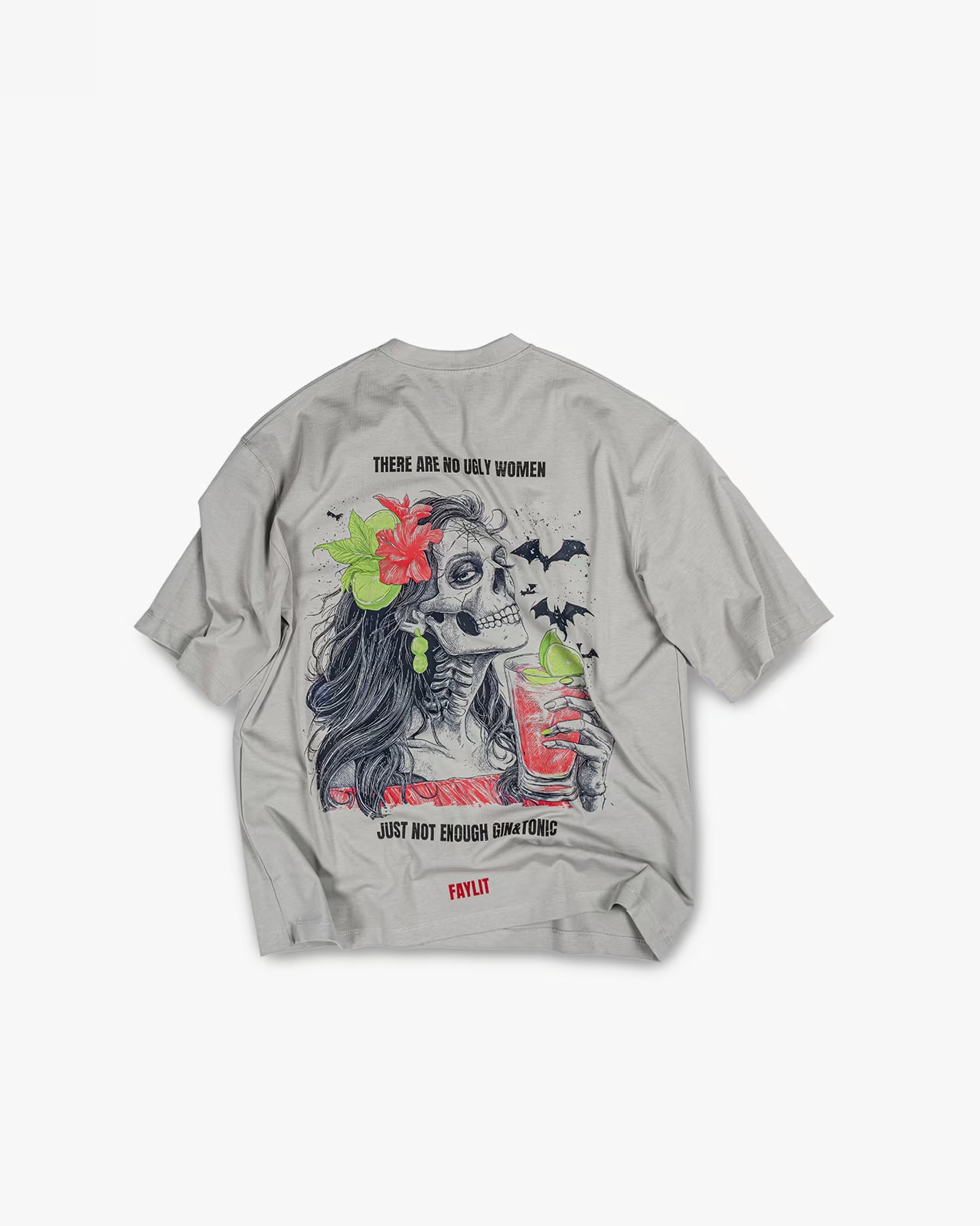 FAYLIT açık gri oversize tişört, sırtında kokteyl içen kadın iskelet figürlü, yarasa ve çiçek detaylı renkli grafik baskı, unisex ve rahat kesim, günlük giyim için ideal.