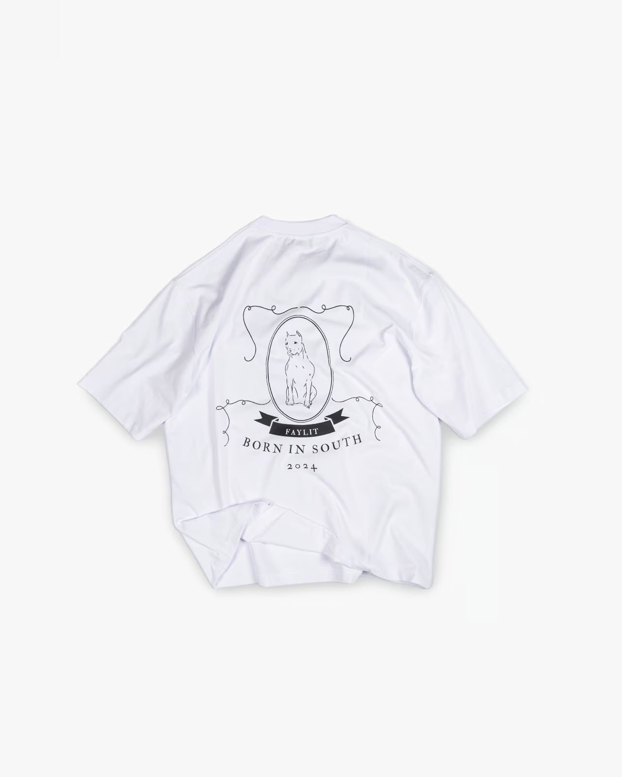FAYLIT beyaz oversize tişört, arka kısmında Born In South yazılı, siyah-beyaz Doberman köpek figürü ve çerçeveli vintage grafik tasarım, unisex ve rahat kesim, günlük giyim için ideal.