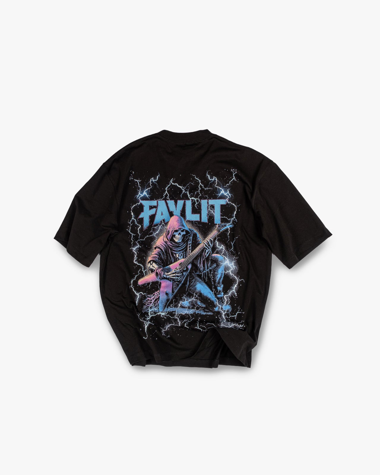 FAYLIT siyah oversize tişört, arka kısmında gitar çalan iskelet figürü, mavi ve pembe tonlarında neon yıldırım grafiği, rock tarzı, unisex ve rahat kesim, vintage hissi veren kışlık bir ürün.