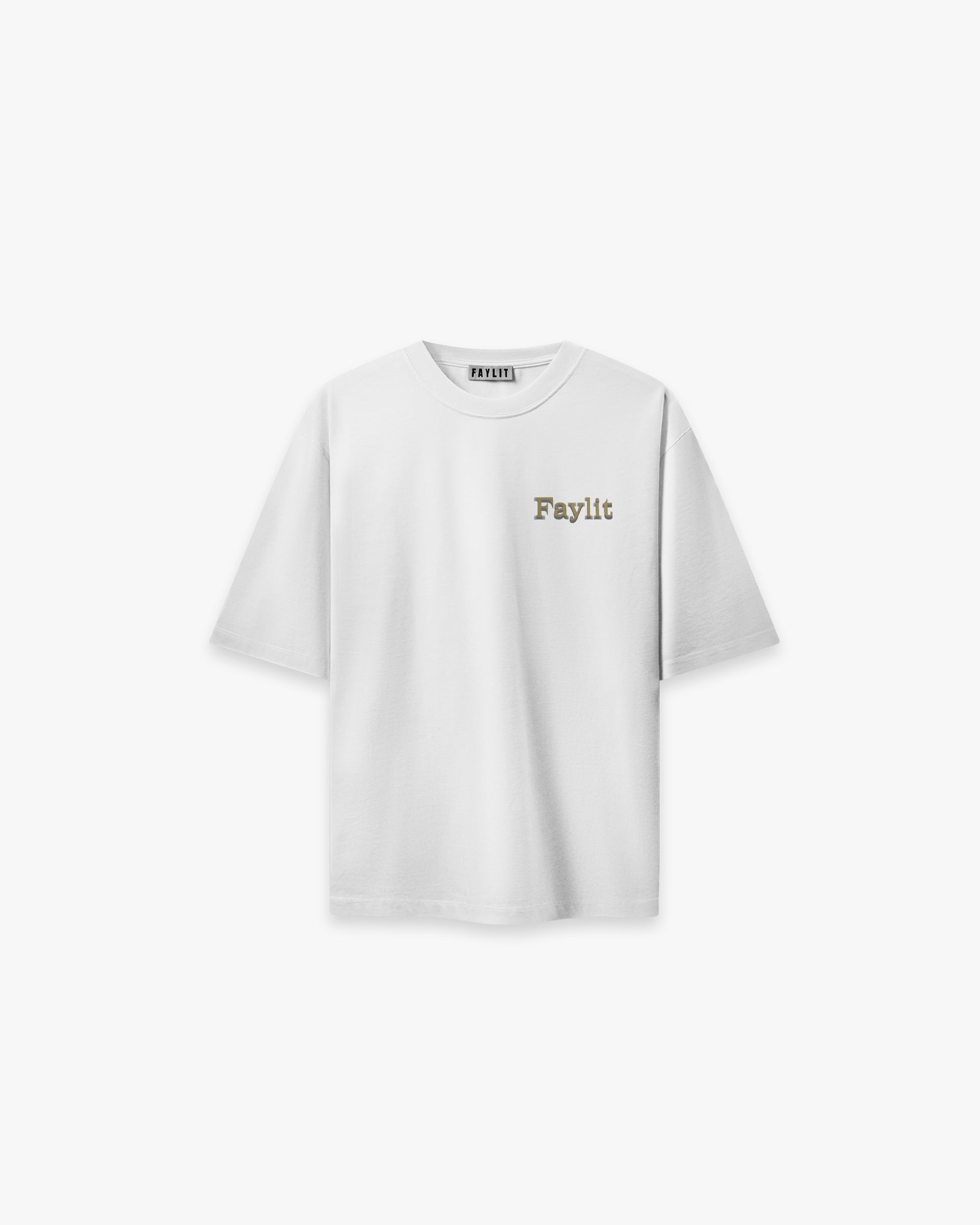Zeus Optik Beyaz Oversize Tişört Beyaz oversize tişörtün ön yüzünün düz çekim ürün fotoğrafı. Tişörtün sol göğüs kısmında, küçük bir yazı logosu yer alıyor. Logoda, altın ve kahverengi tonlarında latte renginde, dokulu veya desenli bir fontla "Faylit" yazmaktadır. Yaka içindeki marka etiketi de görülebilmektedir. -  Faylit
