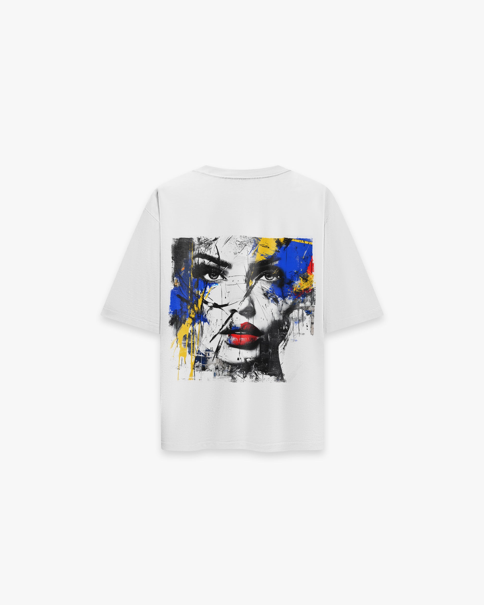 Abstract Portrait Grafik Beyaz Oversize Tişört - Beyaz oversize tişörtün sırt yüzeyinin düz çekim ürün fotoğrafı. Tişörtün sırtında, soyut ve modern sanat tarzında, büyük ve renkli bir baskı bulunmaktadır. Baskıda, bir kadın portresi üzerine uygulanmış sarı ve mavi boya sıçramaları görülüyor. Kırmızı dudakların öne çıktığı bu sanatsal tasarım, parçalanmış ve eskitilmiş bir efekte sahiptir.-  Faylit