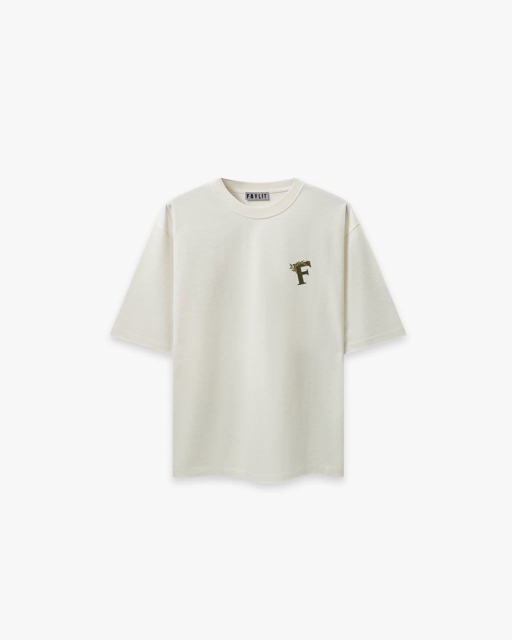 Ancient Ambition Vintage Off White Oversize Tişört Kırık beyaz (off-white) oversize tişörtün ön yüzünün düz çekim ürün fotoğrafı. Tişörtün sol göğsünde, küçük ve detaylı bir logo yer alıyor. Logo, defne yaprakları ile süslenmiş, antik bir görünüme sahip 'F' harfinden oluşuyor. Yeşil ve sarı tonları tasarıma hakimdir. -  Faylit