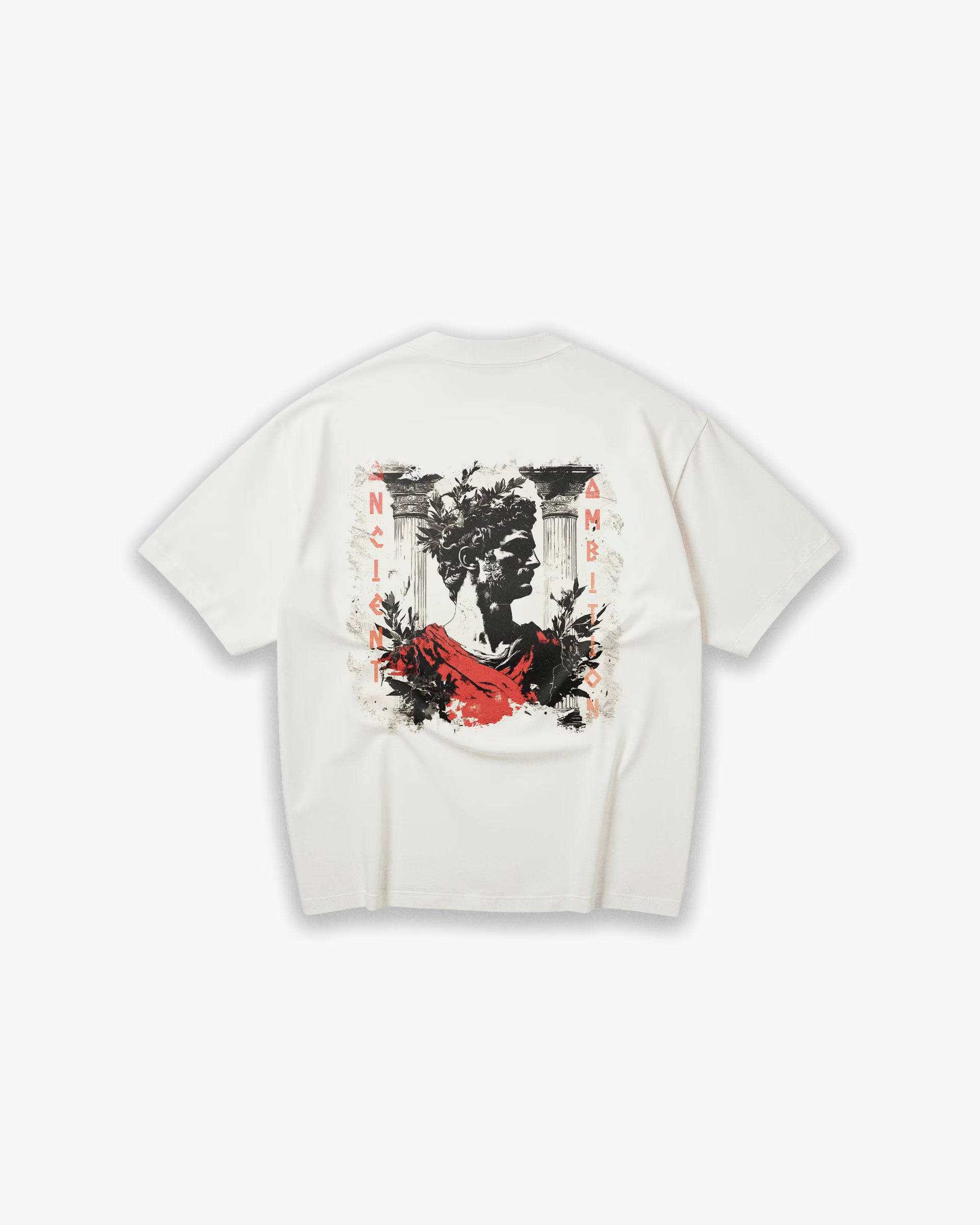 Ancient Ambition Vintage Off White Oversize Tişört Kırık beyaz (off-white) oversize tişörtün sırt baskısı. Tasarımda, Roma imparatoru veya Sezar'ı andıran, defne yaprağı taçlı bir heykel büstü yer alıyor. Büstün üzerinde kırmızı bir pelerin detayı, arka planda ise antik sütunlar görülüyor. "ANCIENT AMBITION" yazısı ve eskitme (grunge) çerçeve, tasarıma modern bir dokunuş katıyor. -  Faylit