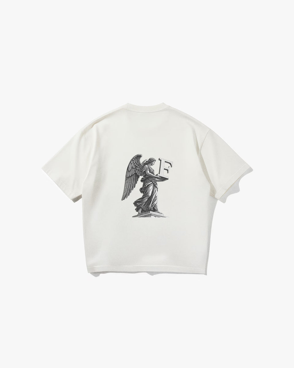 Angel Off White Oversize Tişört- Krem rengi (Off White) oversize tişörtün sırt yüzeyinin düz çekim ürün fotoğrafı. Tişörtün sırtında, siyah-beyaz tonlarda, büyük ve detaylı bir baskı bulunmaktadır. Baskı, bir kaide üzerinde duran kanatlı bir melek heykelini ve bu heykelin kollarında tuttuğu büyük, 3 boyutlu bir 'F' harfini tasvir ediyor