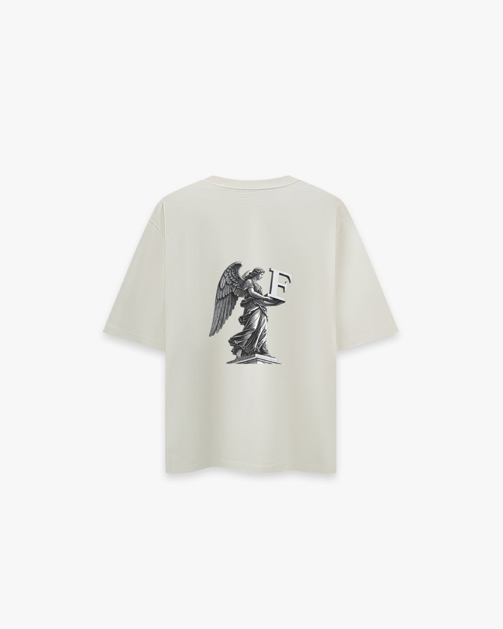 Angel Off White Oversize Tişört- Krem rengi (Off White) oversize tişörtün sırt yüzeyinin düz çekim ürün fotoğrafı. Tişörtün sırtında, siyah-beyaz tonlarda, büyük ve detaylı bir baskı bulunmaktadır. Baskı, bir kaide üzerinde duran kanatlı bir melek heykelini ve bu heykelin kollarında tuttuğu büyük, 3 boyutlu bir 'F' harfini tasvir ediyor. -  Faylit