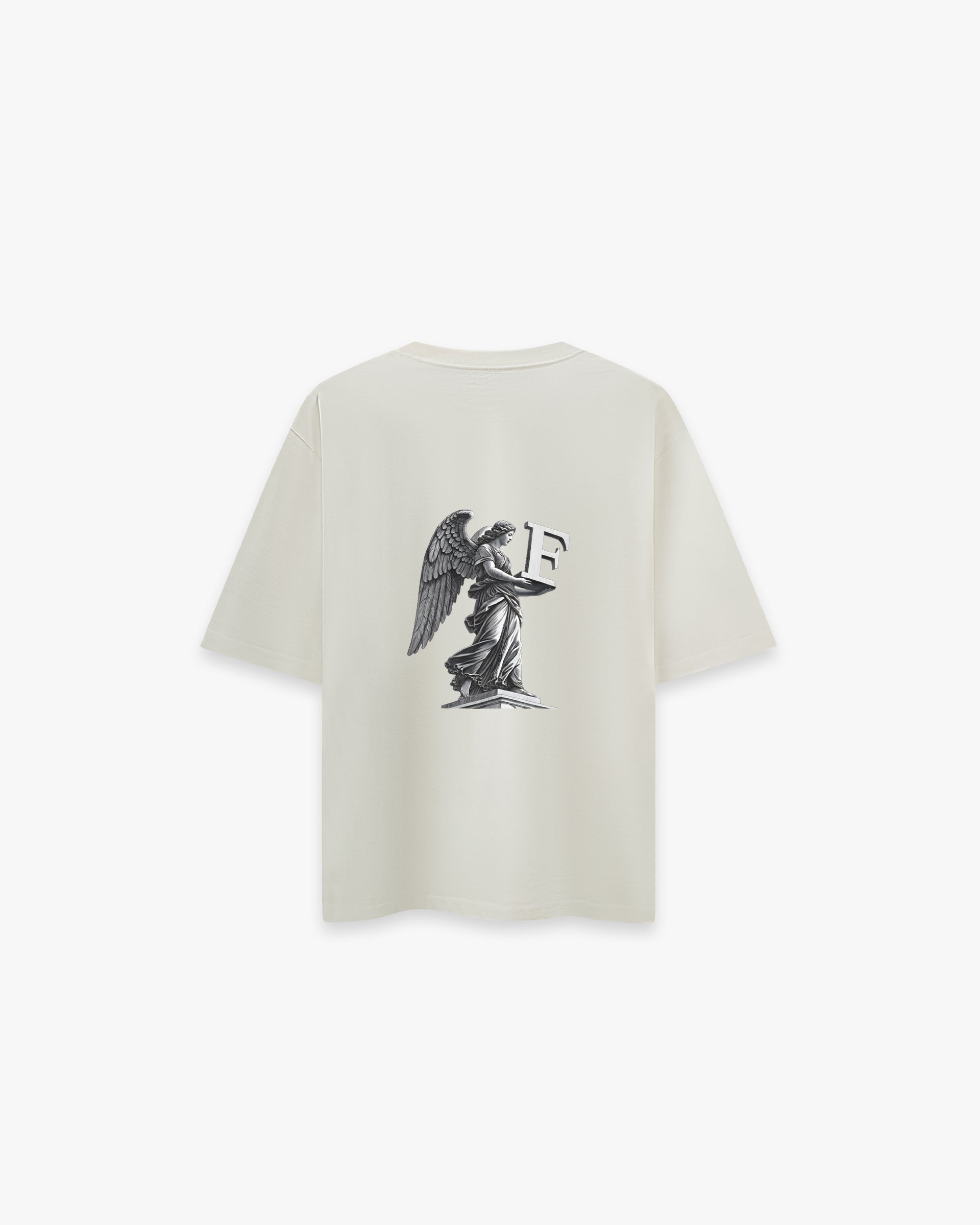 Angel Off White Oversize Tişört- Krem rengi (Off White) oversize tişörtün sırt yüzeyinin düz çekim ürün fotoğrafı. Tişörtün sırtında, siyah-beyaz tonlarda, büyük ve detaylı bir baskı bulunmaktadır. Baskı, bir kaide üzerinde duran kanatlı bir melek heykelini ve bu heykelin kollarında tuttuğu büyük, 3 boyutlu bir 'F' harfini tasvir ediyor. -  Faylit