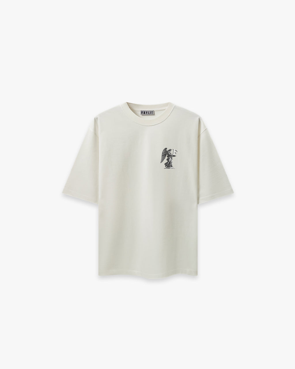 Angel Off White Oversize Tişört - Krem rengi (Off White) oversize tişörtün düz çekim ürün fotoğrafı. Tişörtün sol göğüs kısmında, siyah-beyaz detaylı bir baskı yer alıyor. Baskıda, elinde kılıç ve terazi tutan, zırhlı ve kanatlı bir melek (Başmelek Mikail) figürü resmedilmiş. Yaka içindeki "Faylit" marka etiketi görülebilmektedir.-  Faylit