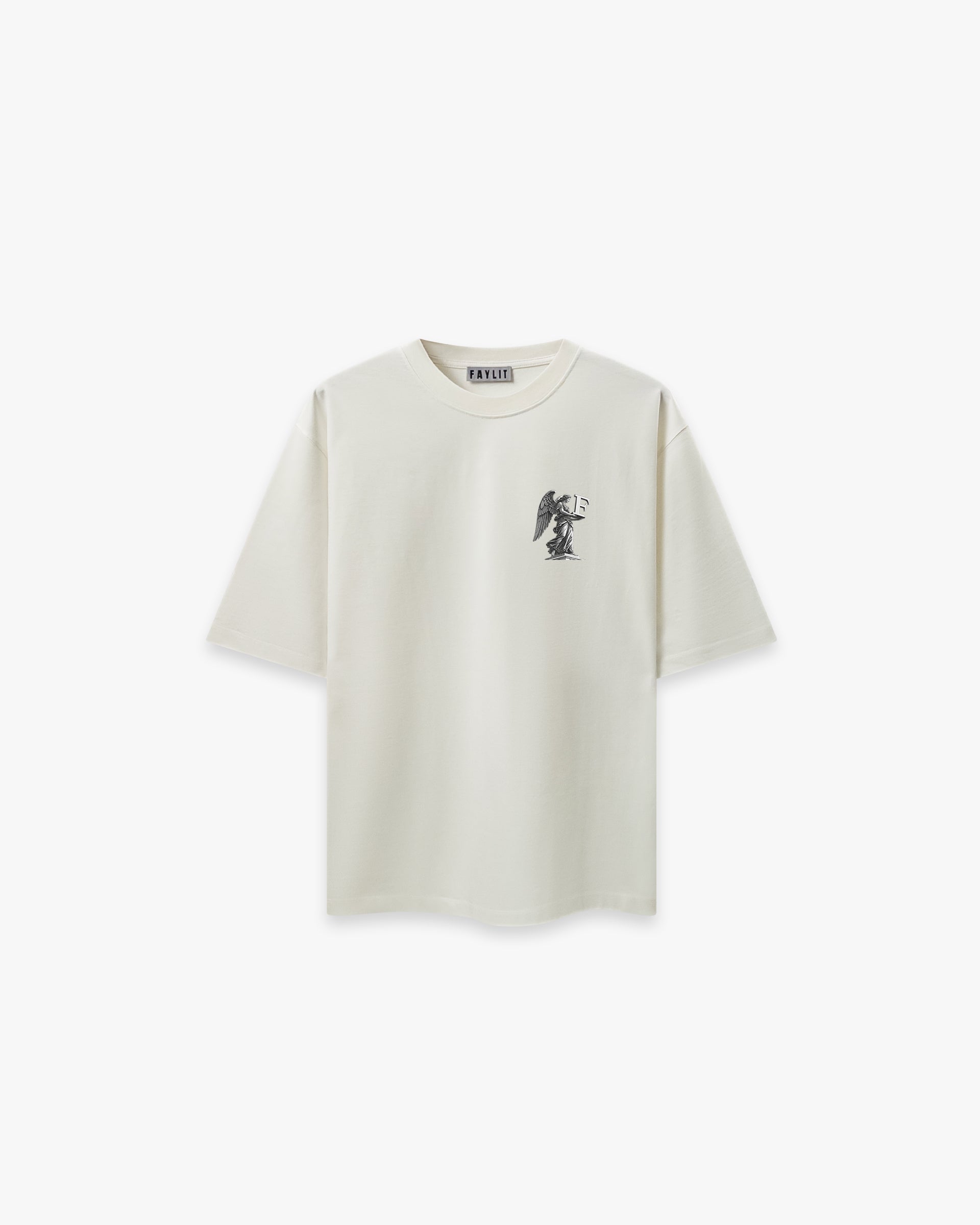 Angel Off White Oversize Tişört - Krem rengi (Off White) oversize tişörtün düz çekim ürün fotoğrafı. Tişörtün sol göğüs kısmında, siyah-beyaz detaylı bir baskı yer alıyor. Baskıda, elinde kılıç ve terazi tutan, zırhlı ve kanatlı bir melek (Başmelek Mikail) figürü resmedilmiş. Yaka içindeki "Faylit" marka etiketi görülebilmektedir.-  Faylit