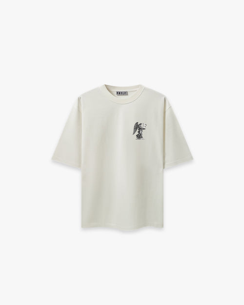 Angel Off White Oversize Tişört - Krem rengi (Off White) oversize tişörtün düz çekim ürün fotoğrafı. Tişörtün sol göğüs kısmında, siyah-beyaz detaylı bir baskı yer alıyor. Baskıda, elinde kılıç ve terazi tutan, zırhlı ve kanatlı bir melek (Başmelek Mikail) figürü resmedilmiş. Yaka içindeki "Faylit" marka etiketi görülebilmektedir.-  Faylit