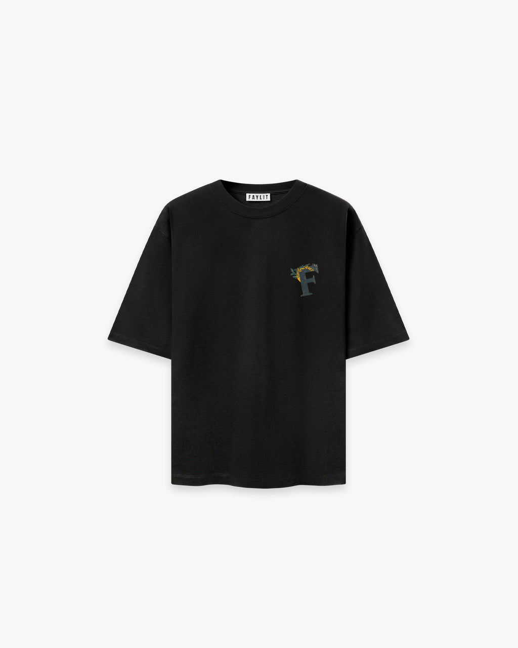 Ancient Ambition Vintage Siyah Oversize Tişört - Unisex siyah oversize tişörtün ön yüzü. Sol göğüs kısmında, defne yaprakları ile detaylandırılmış, antik stilize bir 'F' harfi logosu yer alıyor. Yeşil ve sarı tonlarındaki bu zarif logo, markanın sembolünü taşıyor. -  Faylit