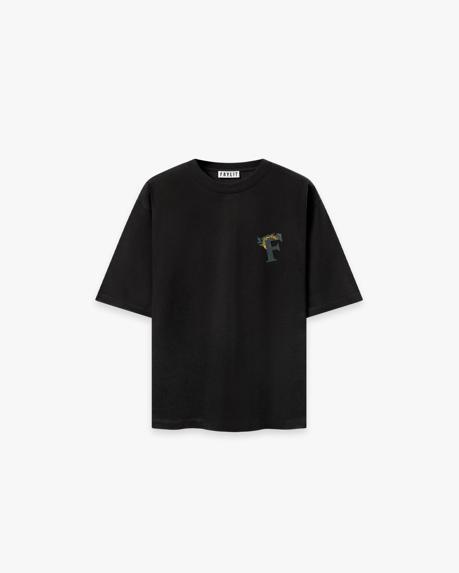Ancient Ambition Vintage Siyah Oversize Tişört - Unisex siyah oversize tişörtün ön yüzü. Sol göğüs kısmında, defne yaprakları ile detaylandırılmış, antik stilize bir 'F' harfi logosu yer alıyor. Yeşil ve sarı tonlarındaki bu zarif logo, markanın sembolünü taşıyor. -  Faylit