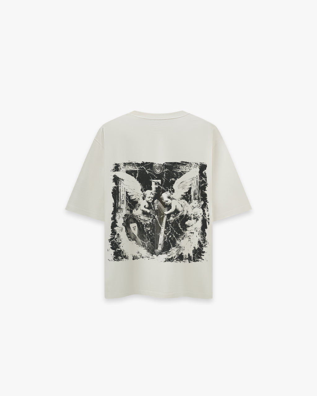 Arp Angels Off White Oversize Tişört Kırık beyaz (off-white) oversize tişörtün sırt baskısı. Tasarımda, fırça darbeleriyle oluşturulmuş, soyut ve sanatsal bir melek figürü kompozisyonu yer alıyor. Eskitilmiş ve grunge bir estetiğe sahip olan siyah-beyaz baskı, dokulu ve parçalı bir görünümdedir. -  Faylit