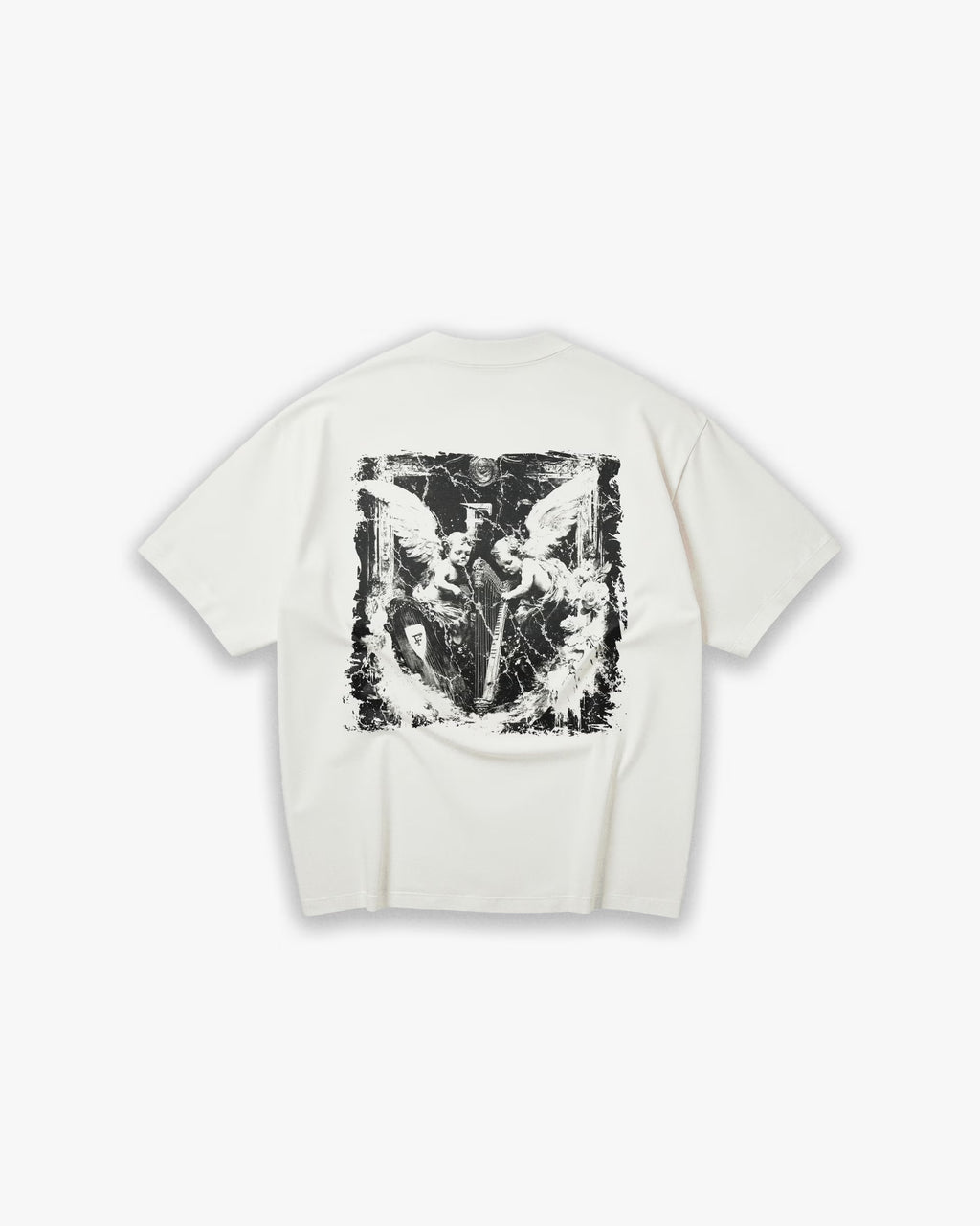 Arp Angels Off White Oversize Tişört Kırık beyaz (off-white) oversize tişörtün sırt baskısı. Tasarımda, fırça darbeleriyle oluşturulmuş, soyut ve sanatsal bir melek figürü kompozisyonu yer alıyor. Eskitilmiş ve grunge bir estetiğe sahip olan siyah-beyaz baskı, dokulu ve parçalı bir görünümdedir.