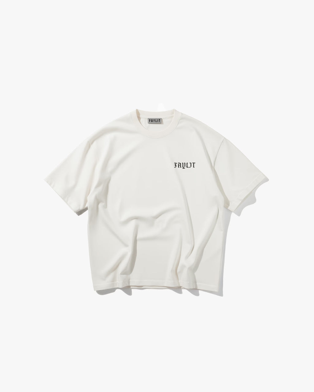 Arp Angels Off White Oversize Tişört Kırık beyaz (off-white) oversize tişörtün sırt baskısı. Tasarımda, fırça darbeleriyle oluşturulmuş, soyut ve sanatsal bir melek figürü kompozisyonu yer alıyor. Eskitilmiş ve grunge bir estetiğe sahip olan siyah-beyaz baskı, dokulu ve parçalı bir görünümdedir. 