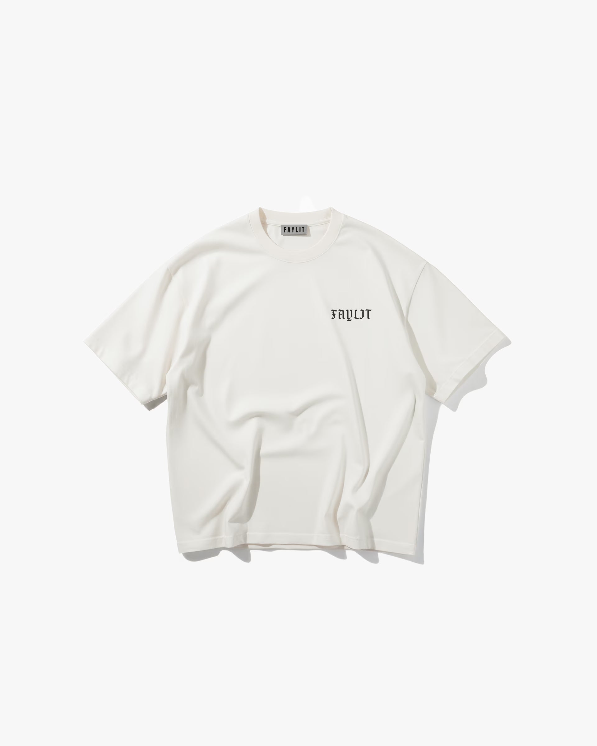 Arp Angels Off White Oversize Tişört Kırık beyaz (off-white) oversize tişörtün sırt baskısı. Tasarımda, fırça darbeleriyle oluşturulmuş, soyut ve sanatsal bir melek figürü kompozisyonu yer alıyor. Eskitilmiş ve grunge bir estetiğe sahip olan siyah-beyaz baskı, dokulu ve parçalı bir görünümdedir. 