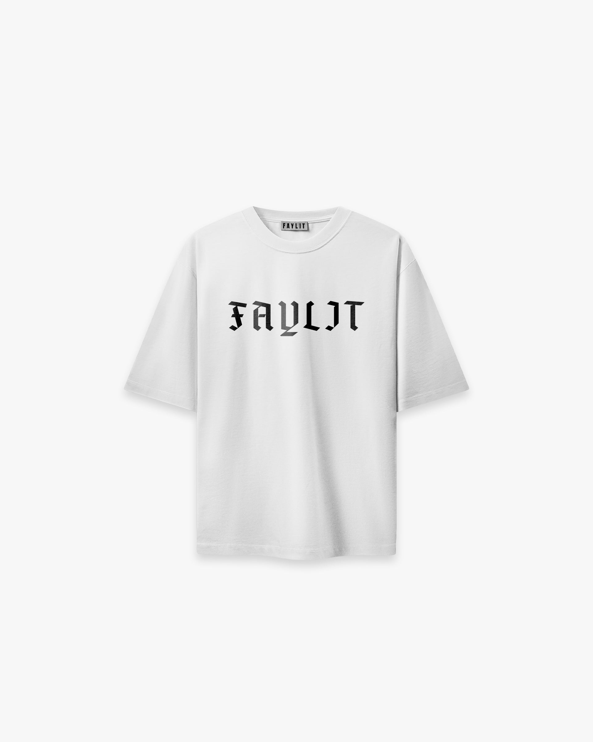 Arp Angels Beyaz Oversize Tişört Beyaz oversize tişörtün ön yüzünün düz çekim ürün fotoğrafı. Tişörtün göğüs kısmında, siyah renkte, gotik (blackletter) tarzı bir fontla "FAYLIT" yazısı basılmıştır. Tasarım, minimalist ama güçlü bir karaktere sahiptir. Yaka içindeki marka etiketi görülebilir. -  Faylit
