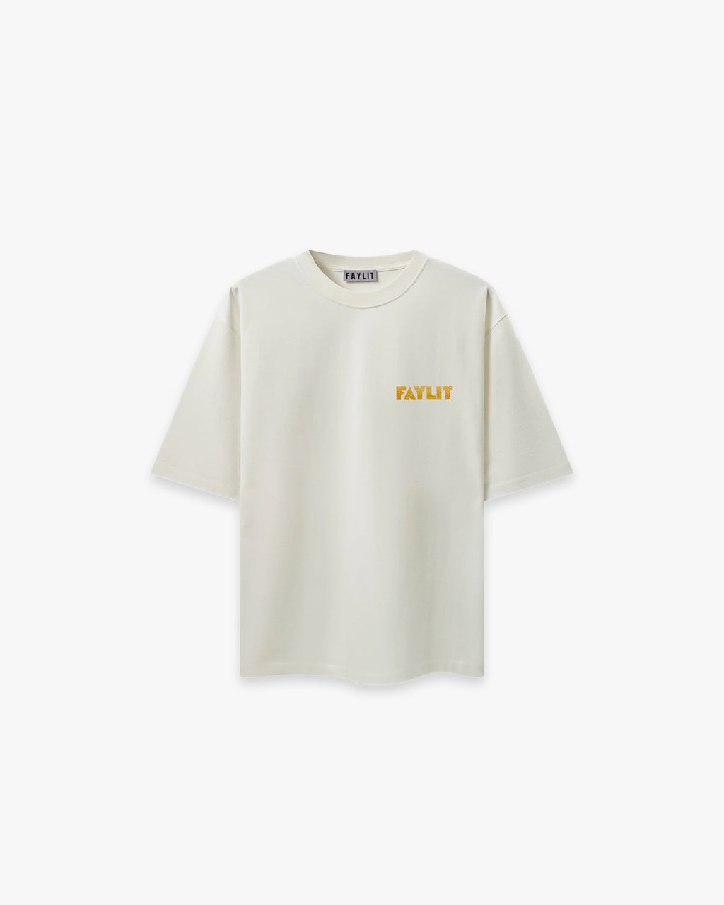 Bee Off White Oversize Tişört Kırık beyaz (off-white) oversize tişörtün ön yüzünün düz çekim ürün fotoğrafı. Tişörtün sol göğüs kısmında, hardal sarısı renginde, minimalist ve modern bir fontla "FAYLIT" yazmaktadır. Yaka içindeki marka etiketi de görülebilmektedir. -  Faylit