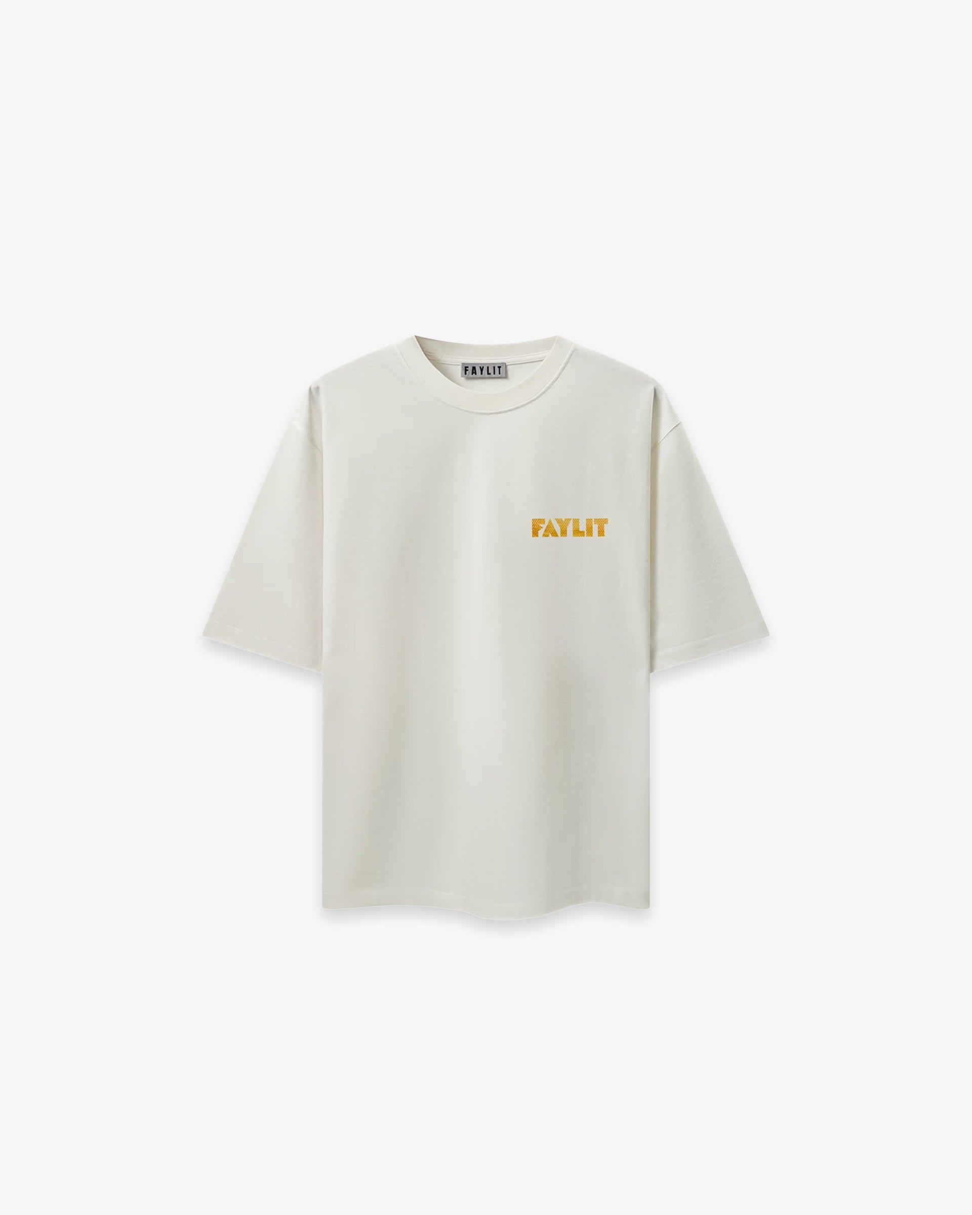 Bee Off White Oversize Tişört Kırık beyaz (off-white) oversize tişörtün ön yüzünün düz çekim ürün fotoğrafı. Tişörtün sol göğüs kısmında, hardal sarısı renginde, minimalist ve modern bir fontla "FAYLIT" yazmaktadır. Yaka içindeki marka etiketi de görülebilmektedir. -  Faylit