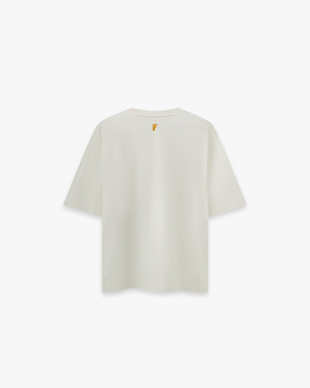 Bee Off White Oversize Tişört Kırık beyaz (off-white) oversize tişörtün sırt yüzeyinin düz çekim ürün fotoğrafı. Tişörtün ensesinin altında, hardal sarısı renginde, küçük ve modern bir 'F' harfi logosu bulunmaktadır. Tasarım, minimalist ve sadedir. -  Faylit