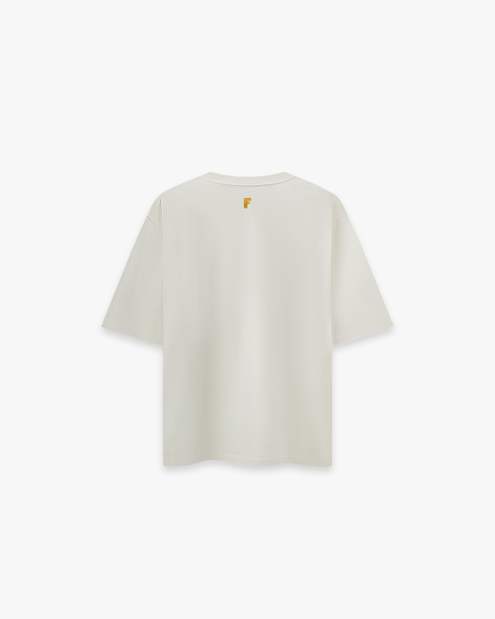 Bee Off White Oversize Tişört Kırık beyaz (off-white) oversize tişörtün sırt yüzeyinin düz çekim ürün fotoğrafı. Tişörtün ensesinin altında, hardal sarısı renginde, küçük ve modern bir 'F' harfi logosu bulunmaktadır. Tasarım, minimalist ve sadedir. -  Faylit