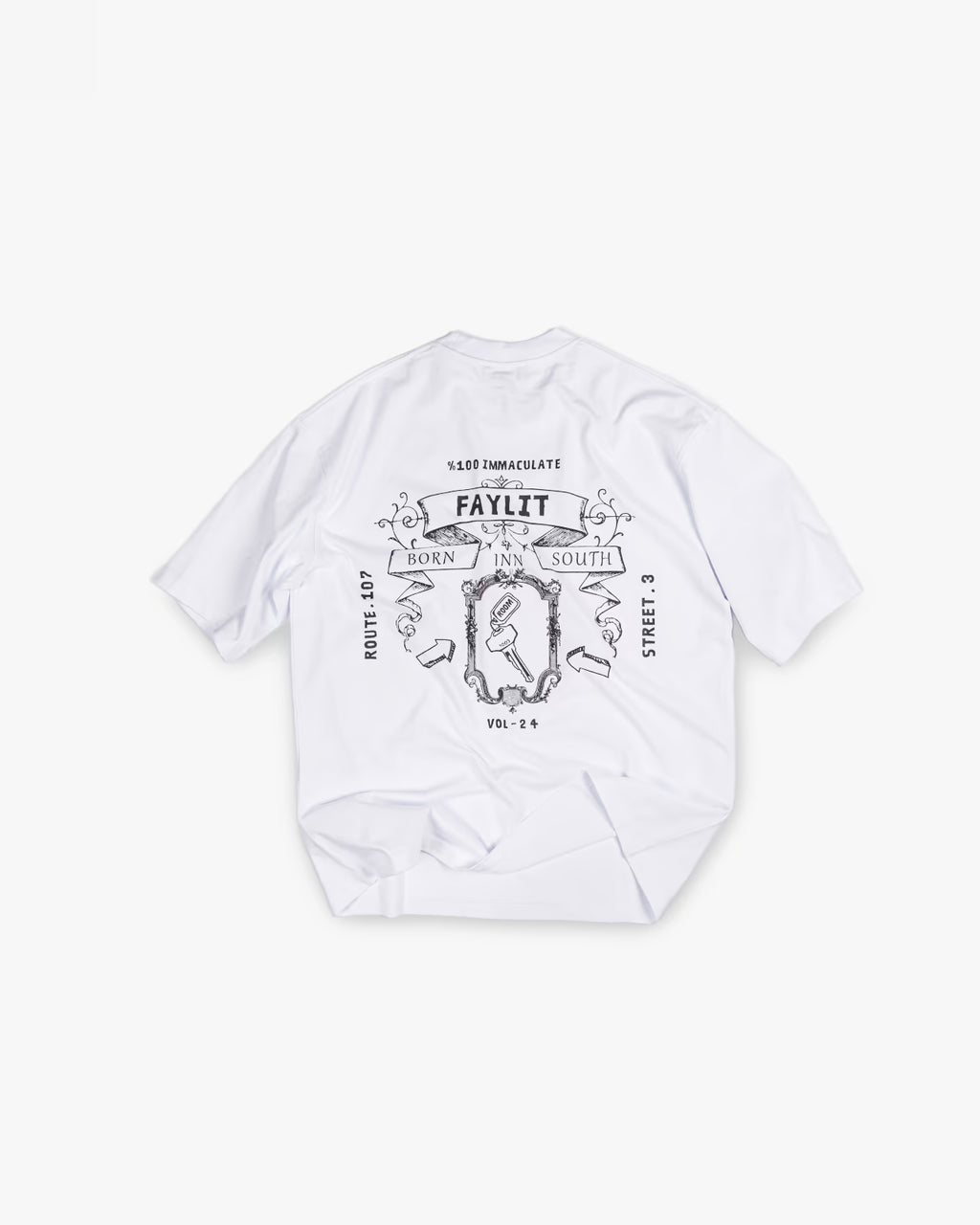 FAYLIT beyaz oversize tişört, arka kısmında Born Inn South temalı, detaylı, siyah-beyaz renkte vintage grafik baskı, şık çerçeve ve oklar içeren tasarım, unisex ve rahat kesim, günlük giyim için ideal.