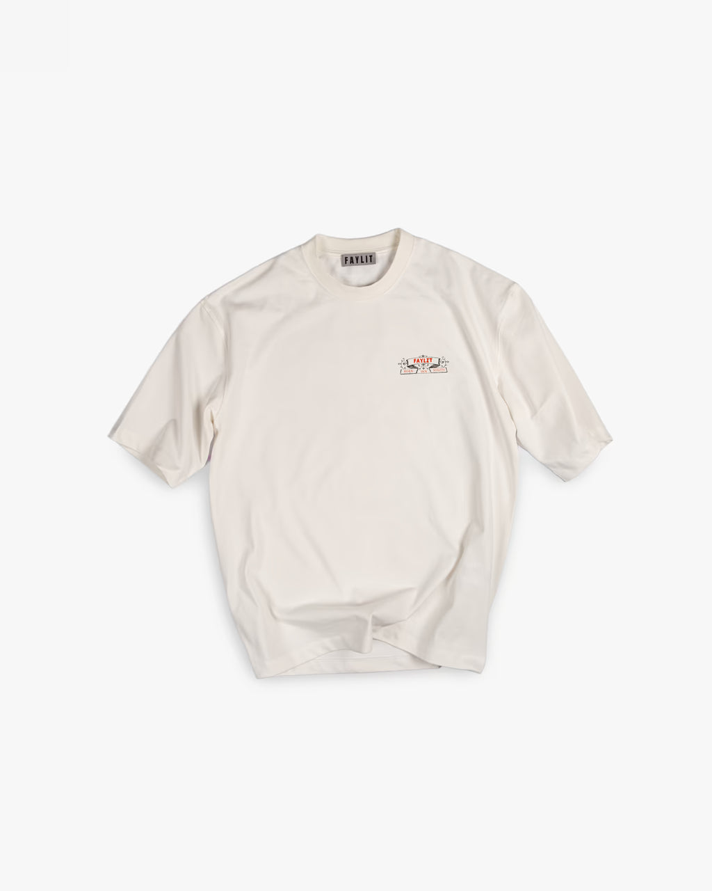 FAYLIT kırık beyaz oversize tişört, göğüs kısmında küçük boyutlu, Born Inn South temalı, siyah, beyaz ve kırmızı renkli vintage logo baskısı, unisex ve boxy fit kesim.
