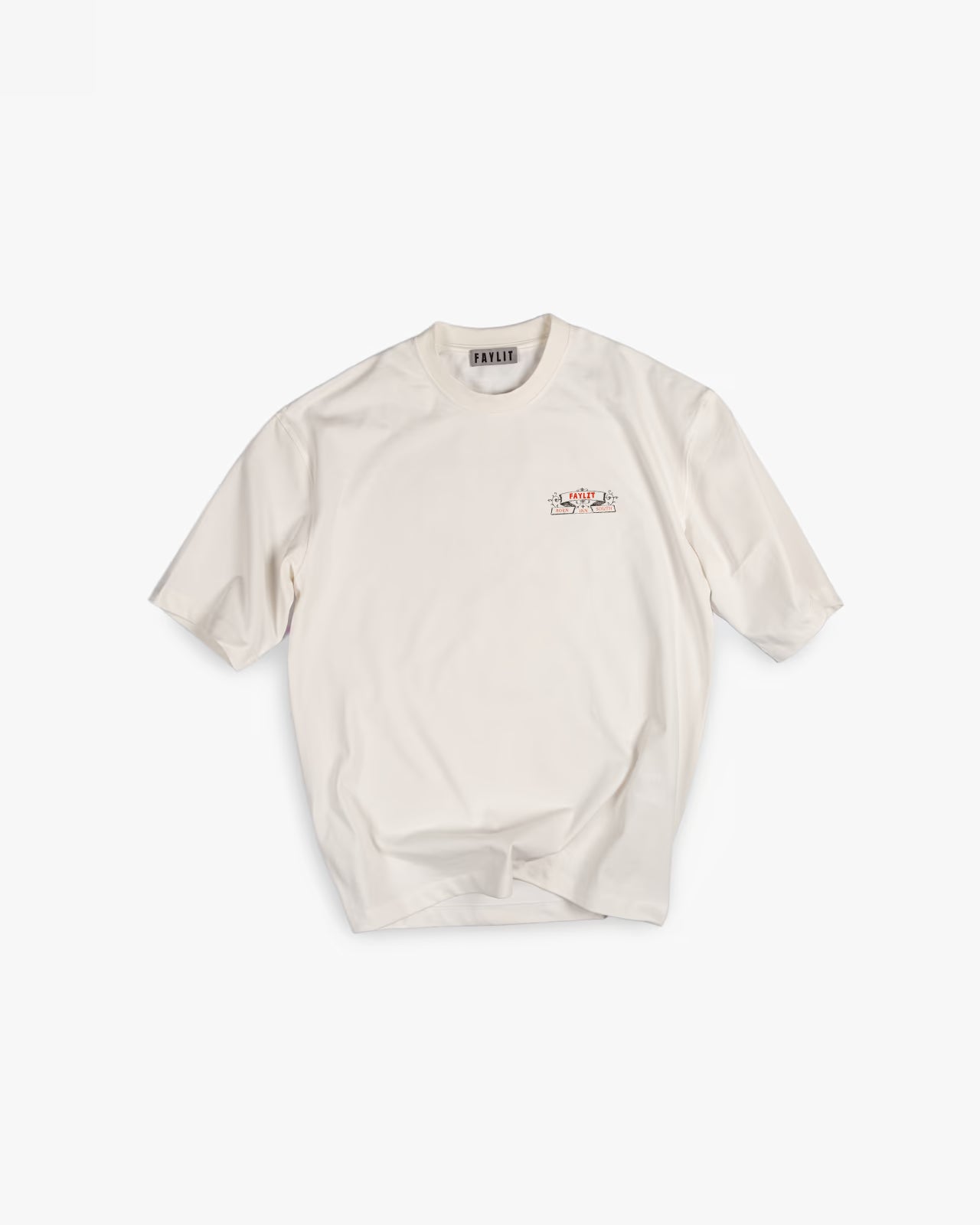 FAYLIT kırık beyaz oversize tişört, göğüs kısmında küçük boyutlu, Born Inn South temalı, siyah, beyaz ve kırmızı renkli vintage logo baskısı, unisex ve boxy fit kesim.