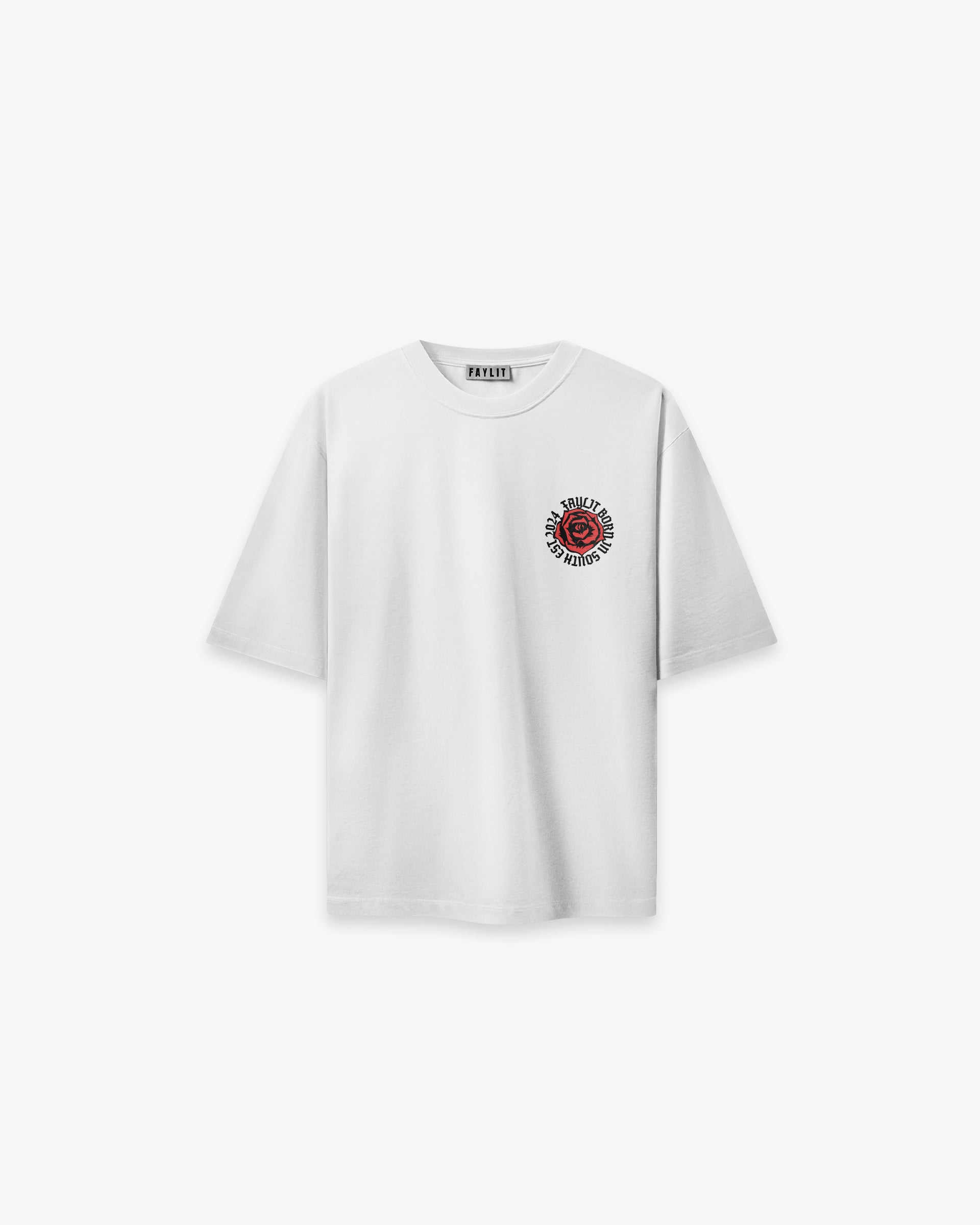 Broken Heart Grafik Baskı Beyaz Oversize Tişört Beyaz oversize tişörtün ön yüzü. Sol göğüs kısmında, kırmızı ve siyah renklerde, damga stilinde dairesel bir logo yer alıyor. Logonun merkezinde, deforme olmuş, göz kırpan bir gülen yüz (smiley) ve etrafında yazılar bulunmaktadır. -  Faylit