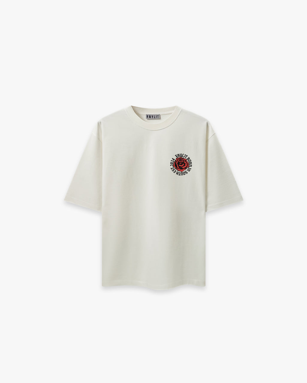 Broken Heart Grafik Baskı Off White Oversize Tişört Kırık beyaz (off-white) oversize tişörtün ön yüzünün düz çekim ürün fotoğrafı. Tişörtün sol göğsünde, kırmızı ve siyah renklerde, damga stilinde dairesel bir logo yer alıyor. Logonun merkezinde, deforme olmuş, göz kırpan bir gülen yüz (smiley) ve etrafında yazılar bulunmaktadır. -  Faylit