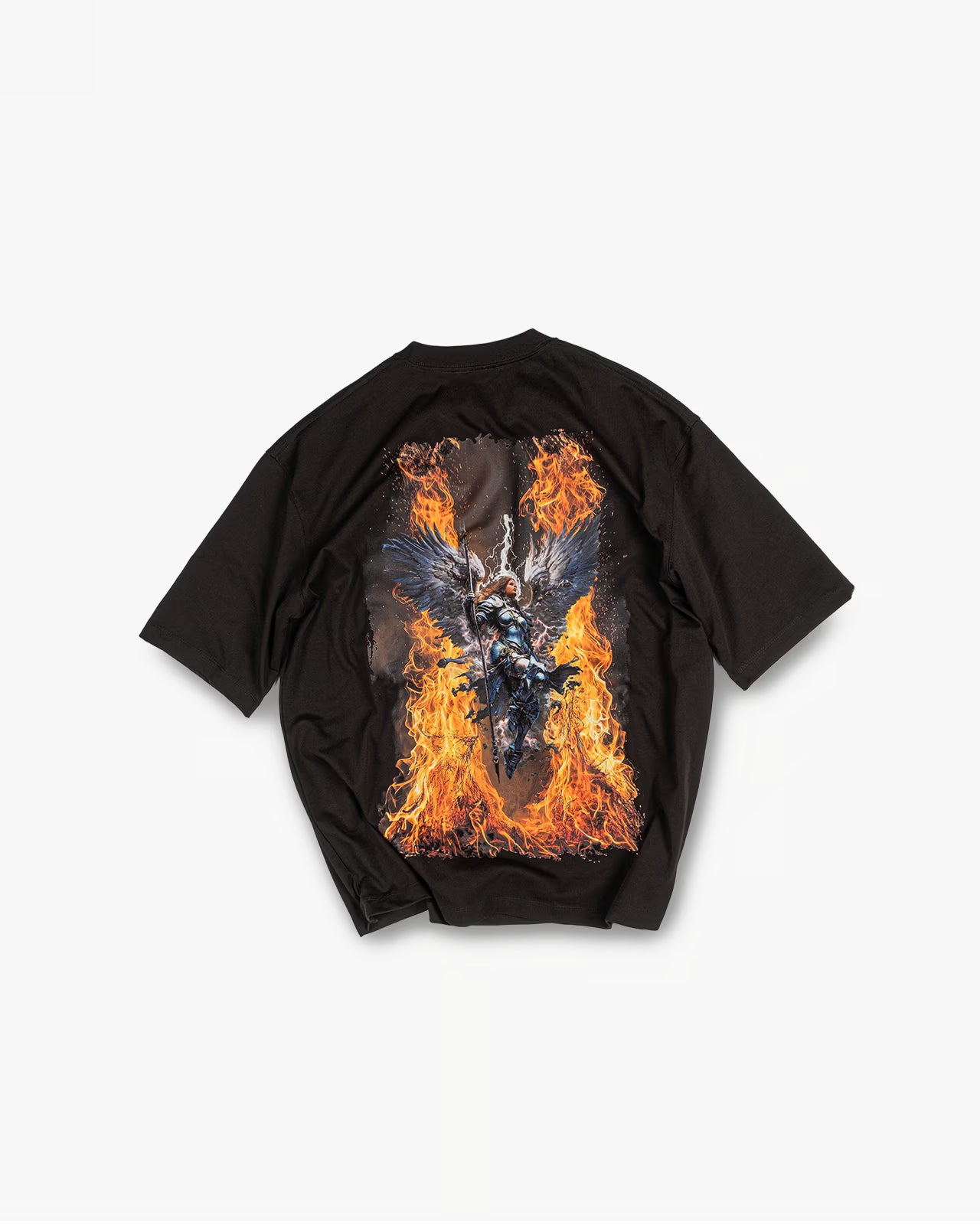 FAYLIT siyah oversize tişört, arka kısmında yanan bir melek figürü ve kanatları bulunan detaylı grafik baskı, unisex, sokak giyim tarzına uygun, kışlık tişört.