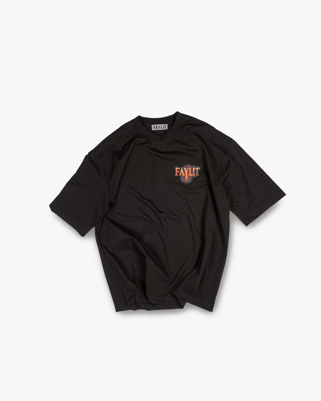 FAYLIT marka siyah oversize tişört, göğüs kısmında küçük, stilize edilmiş turuncu FAYLIT logo baskısı, unisex ve rahat kesimli kışlık tişört.
