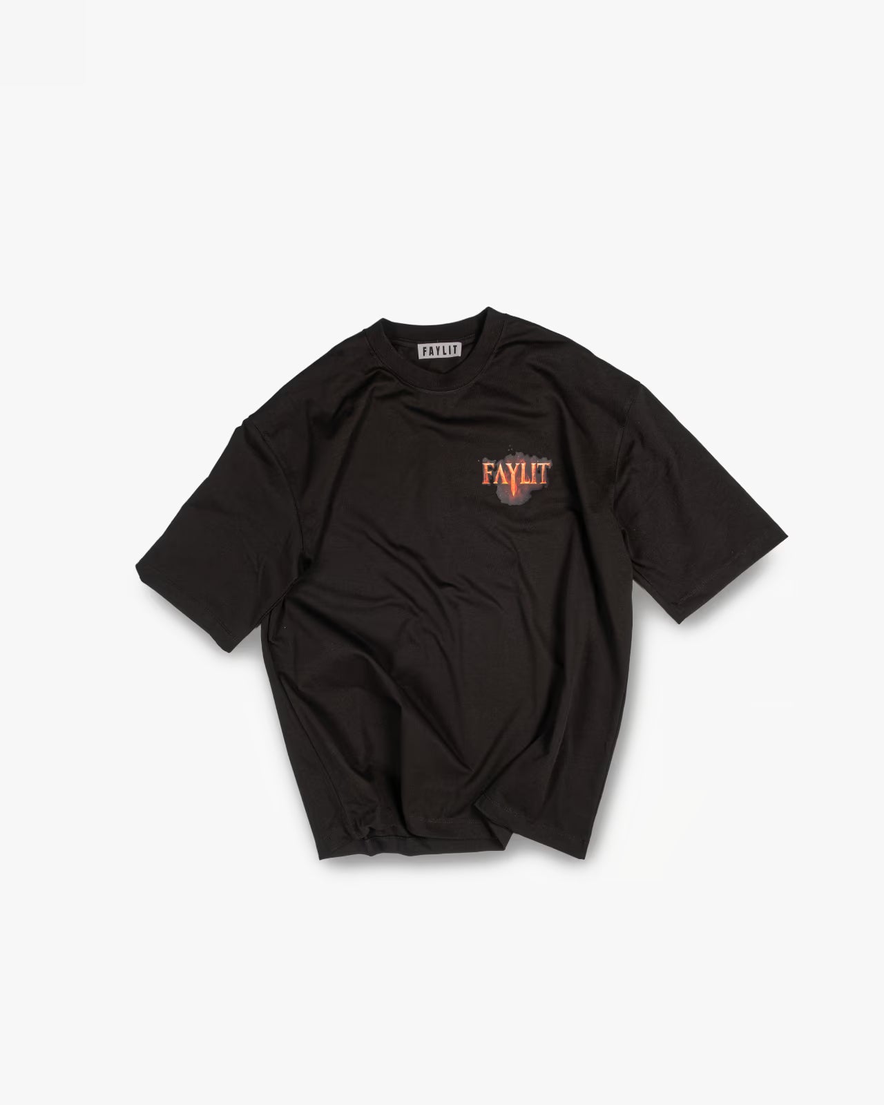 FAYLIT marka siyah oversize tişört, göğüs kısmında küçük, stilize edilmiş turuncu FAYLIT logo baskısı, unisex ve rahat kesimli kışlık tişört.