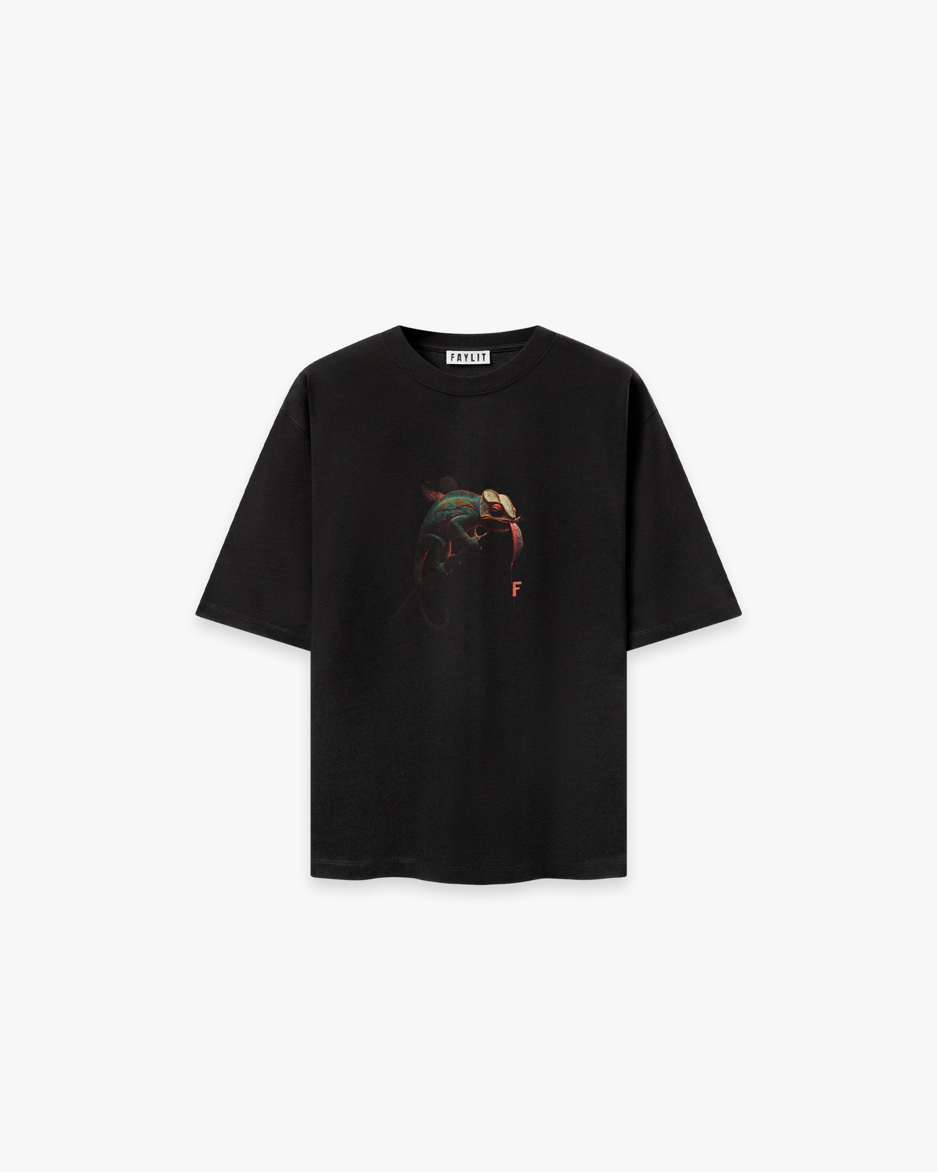 Chameleon Siyah Oversize Tişört - Faylit Faylit'in yeni Chameleon Siyah Tişörtü. Yüksek pigmentli bukalemun grafiği ve zeki logo detayıyla tanışın. Kendi renklerinizi göstermenin zamanı.
