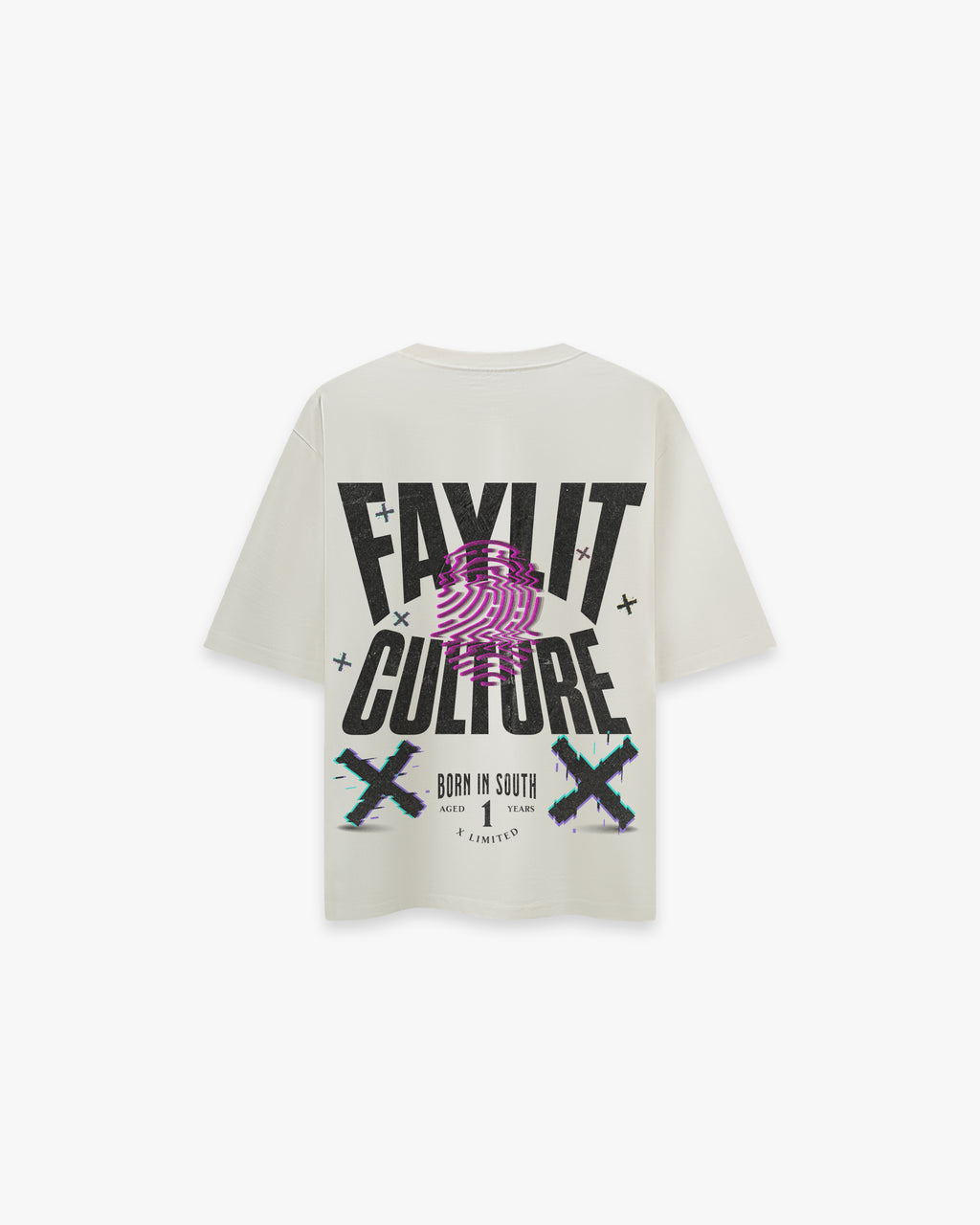 Culture Off White Oversize Tişört sırtında, modern ve katmanlı bir grafik tasarım yer alıyor. Büyük, eskitme efektli siyah harflerle "FAYLIT CULTURE" yazısının üzerine, mor renkte büyük bir parmak izi görseli basılmıştır. Tasarımın altındaki büyük 'X' harflerinde, eski televizyon ekranlarını andıran kırmızı ve mavi renk kaymalı bir 'glitch' efekti kullanılmıştır. "Born in South" gibi çeşitli küçük yazılar ve semboller tasarıma eşlik ediyor. -  Faylit