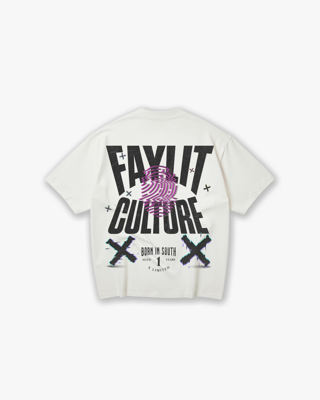 Culture Off White Oversize Tişört sırtında, modern ve katmanlı bir grafik tasarım yer alıyor. Büyük, eskitme efektli siyah harflerle "FAYLIT CULTURE" yazısının üzerine, mor renkte büyük bir parmak izi görseli basılmıştır. Tasarımın altındaki büyük 'X' harflerinde, eski televizyon ekranlarını andıran kırmızı ve mavi renk kaymalı bir 'glitch' efekti kullanılmıştır. "Born in South" gibi çeşitli küçük yazılar ve semboller tasarıma eşlik ediyor.