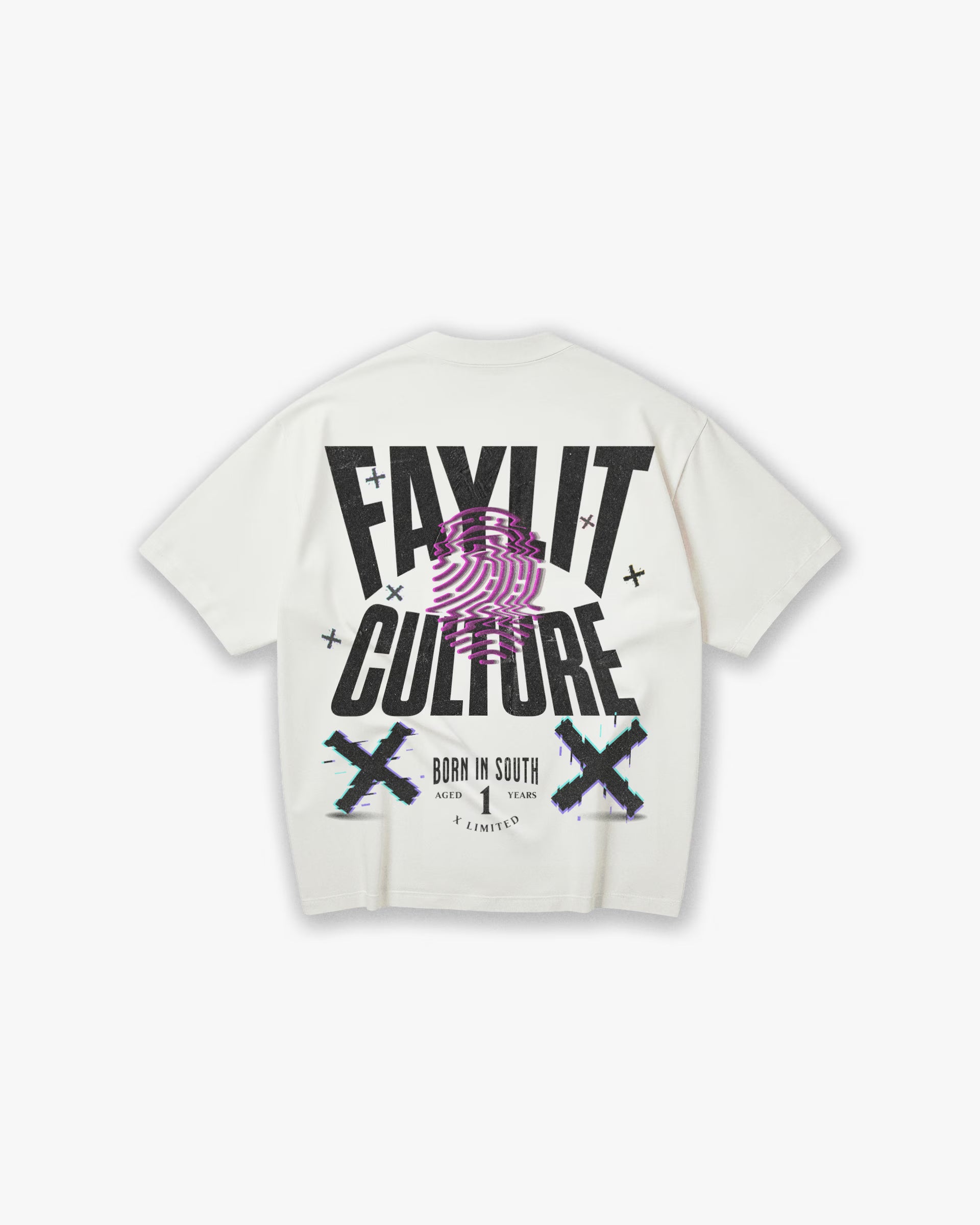 Culture Off White Oversize Tişört sırtında, modern ve katmanlı bir grafik tasarım yer alıyor. Büyük, eskitme efektli siyah harflerle "FAYLIT CULTURE" yazısının üzerine, mor renkte büyük bir parmak izi görseli basılmıştır. Tasarımın altındaki büyük 'X' harflerinde, eski televizyon ekranlarını andıran kırmızı ve mavi renk kaymalı bir 'glitch' efekti kullanılmıştır. "Born in South" gibi çeşitli küçük yazılar ve semboller tasarıma eşlik ediyor.