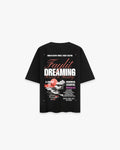 Dreamer Siyah Oversize Tişört Tişörtün sırtında, modern bir poster veya dergi sayfası tasarımını andıran, çok katmanlı ve tipografi odaklı bir baskı bulunuyor. Baskının merkezinde, dramatik bir bulut manzarası ve kırmızı güneş/ay görseli yer alıyor. Bu görselin üzerine, kırmızı "Faylit" ve büyük beyaz "DREAMING" yazıları ile birlikte pembe "Instagram" gibi farklı renk ve fontlarda sloganlar yerleştirilmiş. Tasarım, "BORN IN SOUTH TURKEY" gibi metinlerle zenginleştirilmiştir. -  Faylit