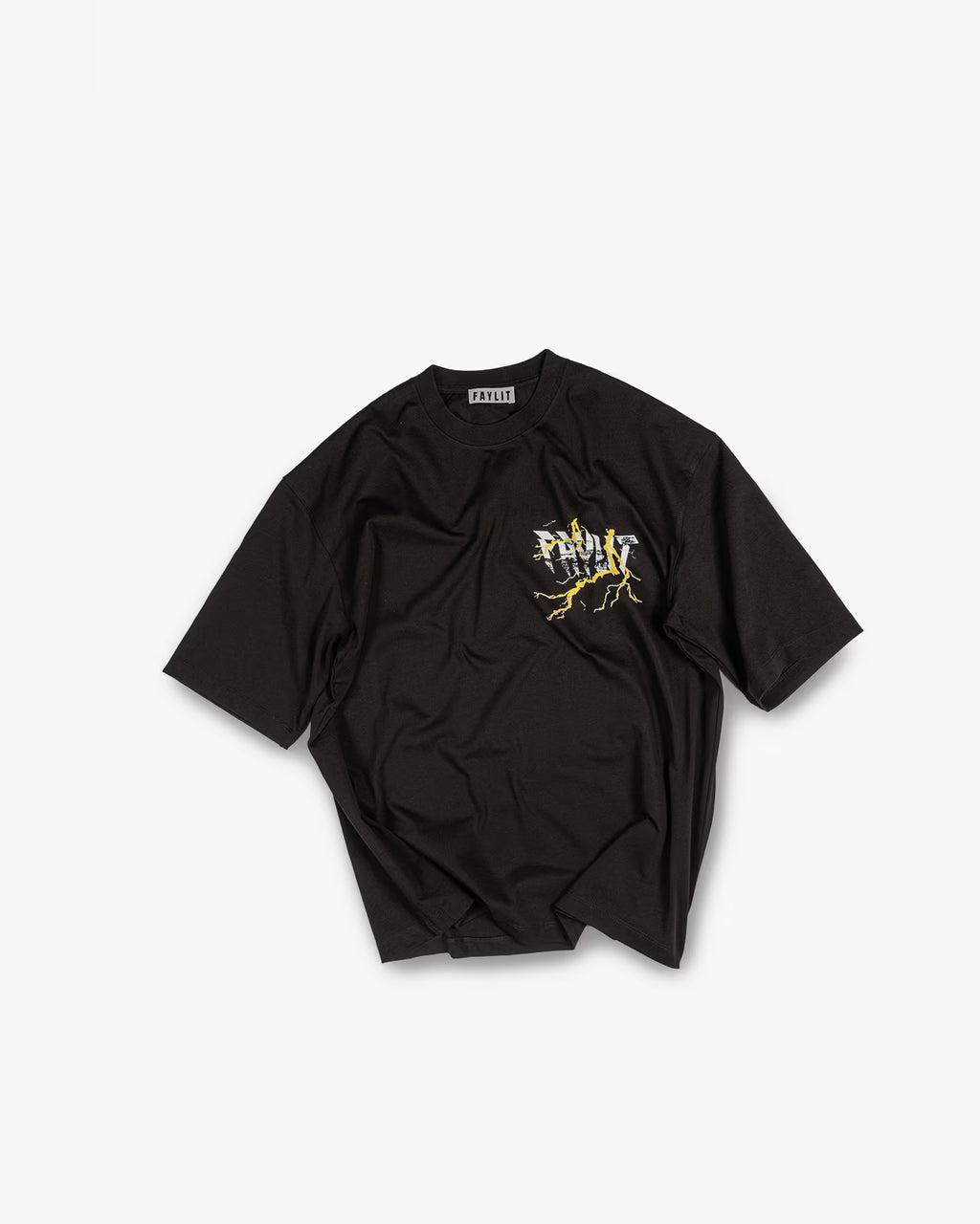 FAYLIT siyah unisex oversize t-shirt, göğüs bölgesinde sarı ve beyaz yıldırım desenli, metalik görünümlü FAYLIT logo baskısı, rahat kesim.