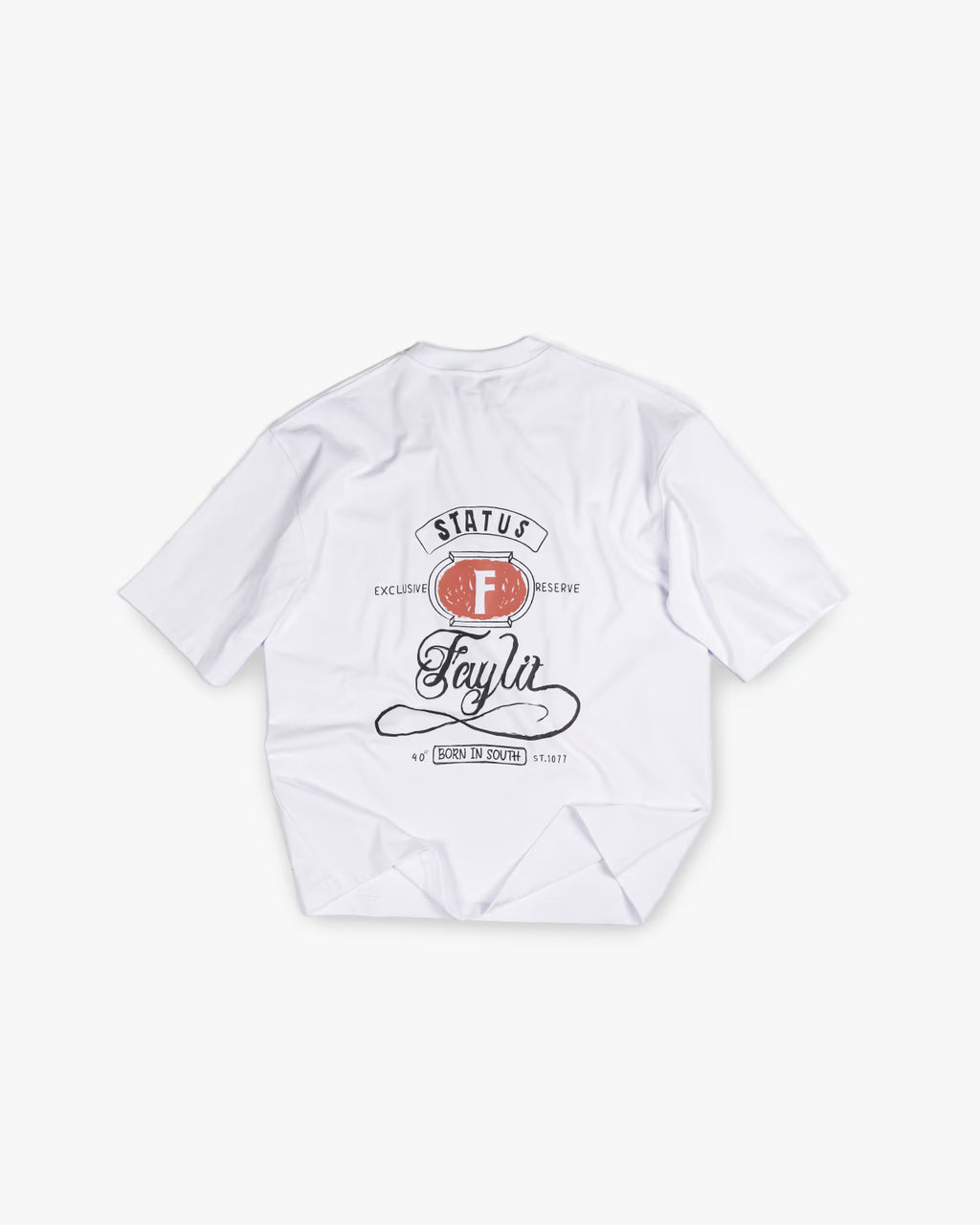 FAYLIT beyaz oversize tişört, arka kısmında el yazılı "FAYLIT" ve "Born in South" yazılı, tuğla rengi oval içerisinde F harfi bulunan vintage etiket tarzı grafik baskı, boxy fit kesim, unisex ve rahat.