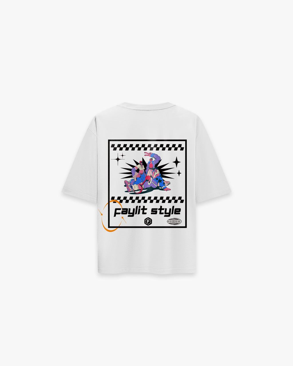 Faylit Style Beyaz Oversize Tişört - Beyaz oversize tişörtün sırt yüzeyinin düz çekim ürün fotoğrafı. Tişörtün sırtında, pop-art ve anime stilini birleştiren, çerçeveli ve renkli bir grafik baskı yer alıyor. Baskının üst ve alt kısımlarında damalı desen bulunuyor. İçerisinde, dinamik bir pozda çizilmiş karakterler ve altında "faylit style" yazısı dikkat çekiyor. Tasarım, çeşitli logo ve grafik detayları ile tamamlanmış. -  Faylit