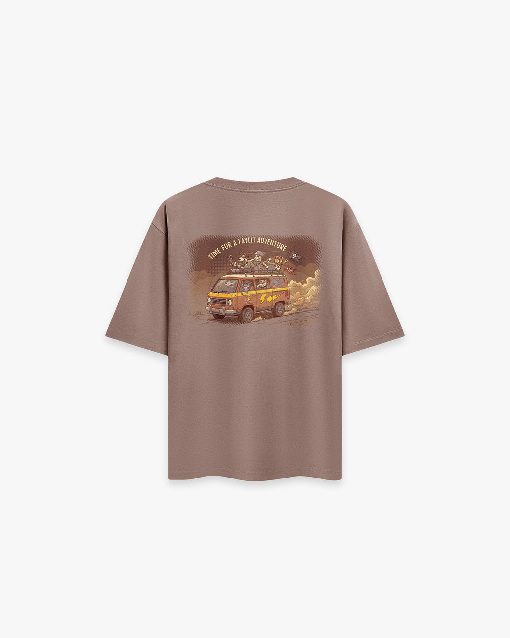 Adventure Kahverengi Oversize Tişört Toprak tonlarında (kahverengi) oversize tişörtün sırt baskısı. Tasarımda, macera ve yolculuk temalı, retro çizgi film stilinde bir illüstrasyon yer alıyor. Turuncu bir minibüsün tavanında seyahat eden hayvan karakterler ve aracın arkasında bıraktığı toz bulutu resmedilmiş. Üstte "TIME FOR A FAYLIT ADVENTURE" yazısı bulunuyor. -  Faylit