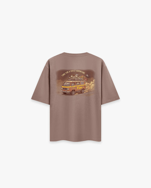 Adventure Kahverengi Oversize Tişört - Faylit Adventure Vintage Kahve Oversize Tişört ile dokuları keşfedin. Önde Vinyl, sırtta hissedilmeyen baskı zıtlığı. Her dokunuş, yeni bir macera.
