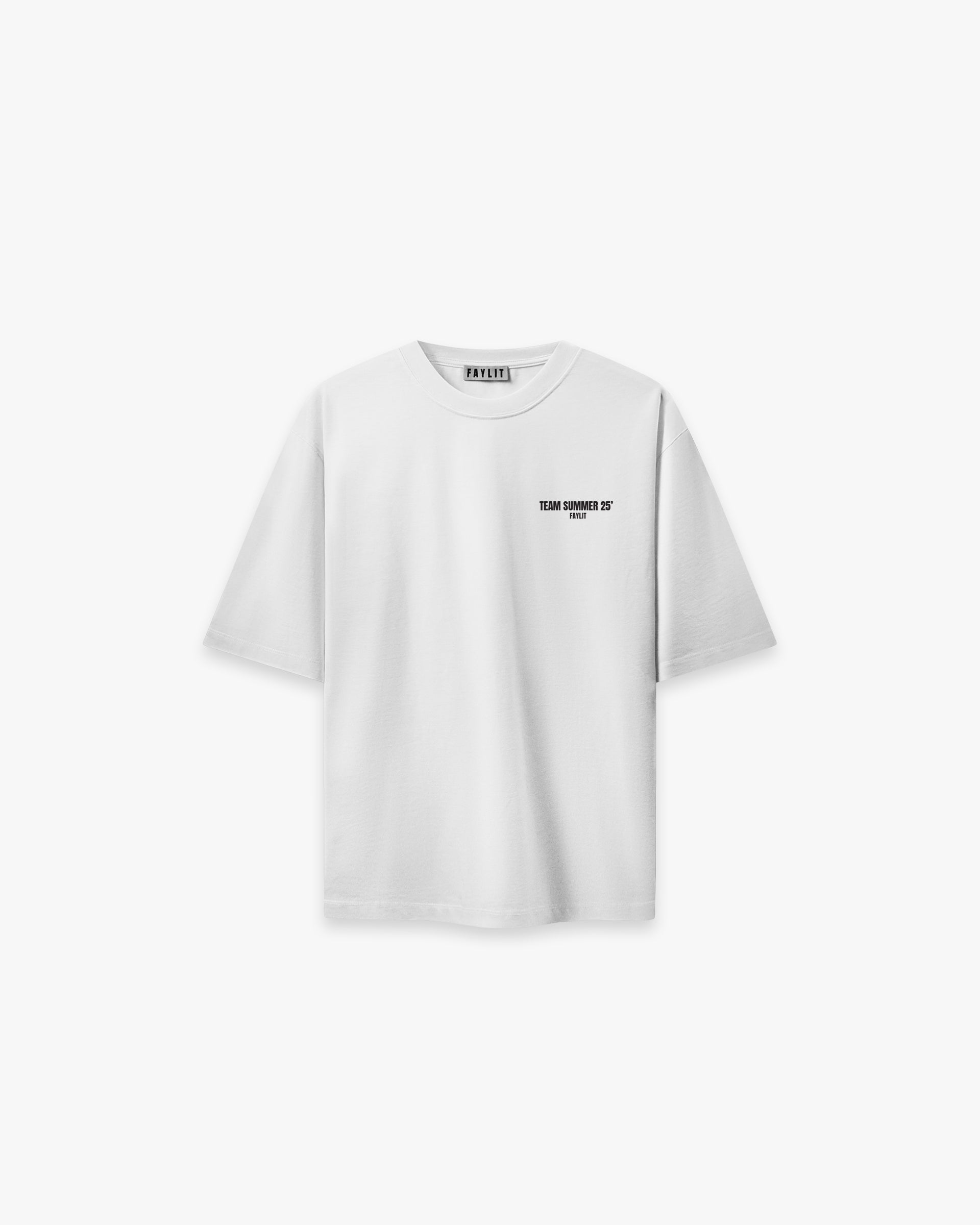 Team Summer 25 Beyaz Oversize Tişört eyaz oversize tişörtün ön yüzünün düz çekim ürün fotoğrafı. Tişörtün sol göğüs kısmında, siyah renkte, minimalist bir yazı logosu bulunmaktadır. Logoda, modern bir fontla "TEAM SUMMER 25" ve altında "FAYLIT" yazmaktadır. -  Faylit