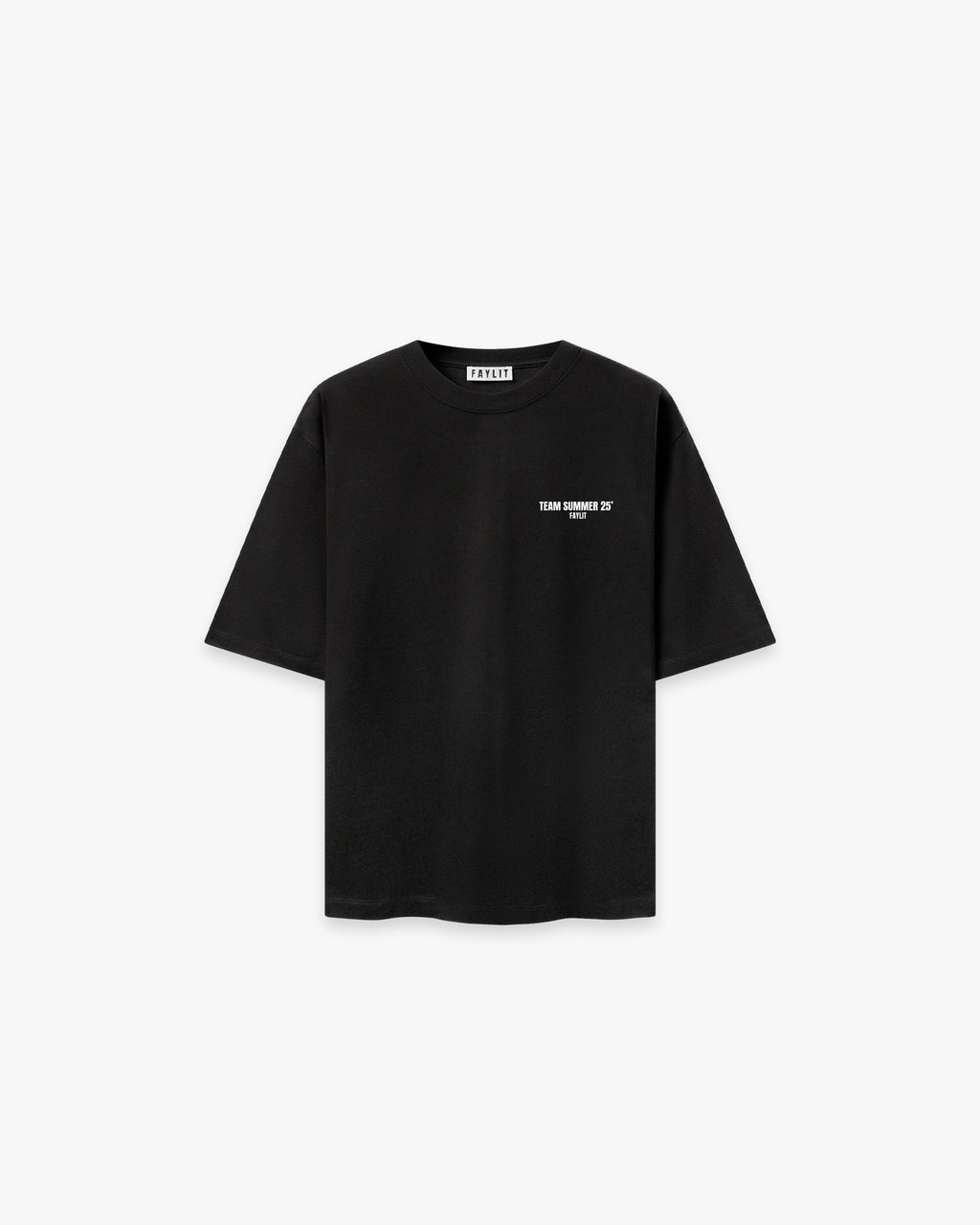 Team Summer 25 Siyah Oversize Tişört - Siyah oversize tişörtün ön yüzünün düz çekim ürün fotoğrafı. Tişörtün sol göğüs kısmında, beyaz renkte, minimalist bir yazı logosu bulunmaktadır. Logoda, modern bir fontla "TEAM SUMMER 25" ve altında "FAYLIT" yazmaktadır. -  Faylit