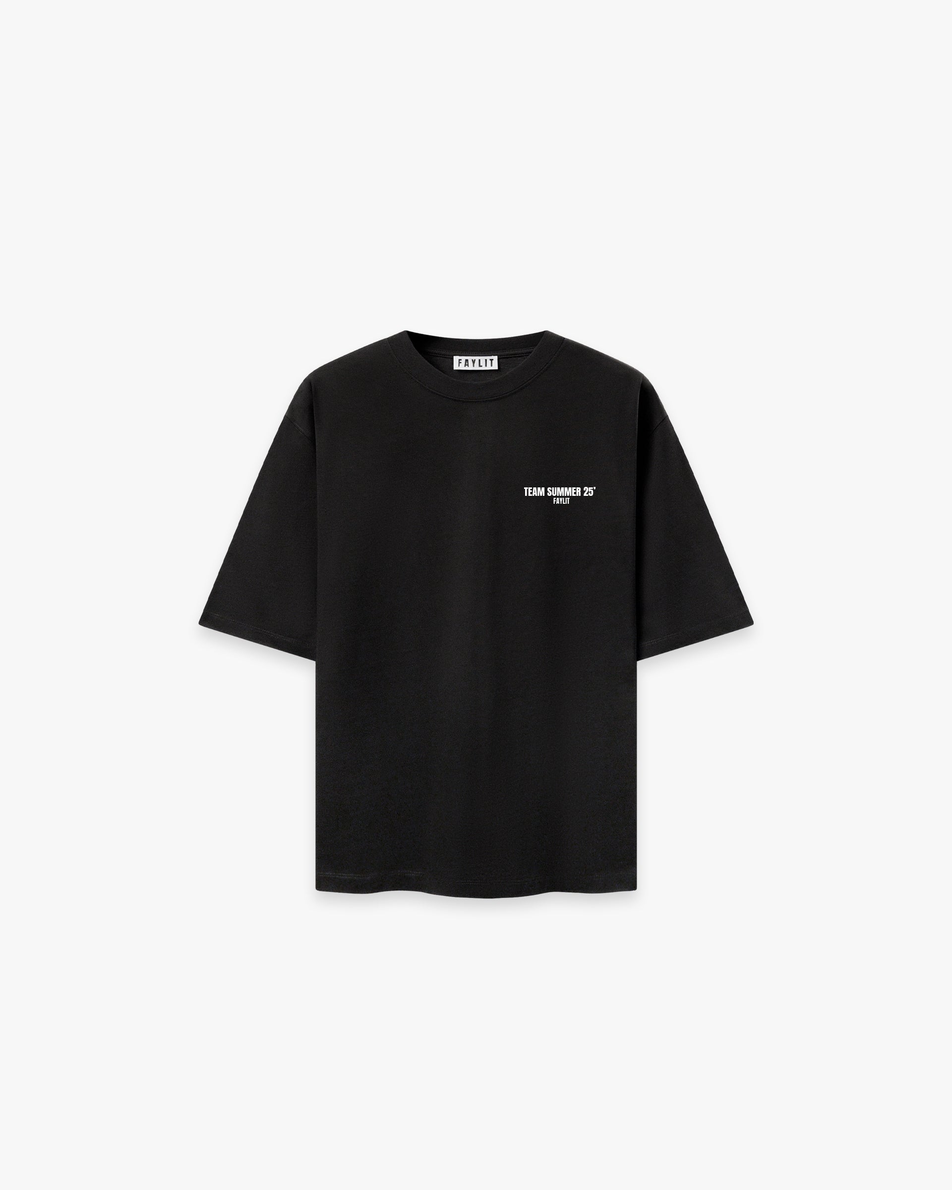 Team Summer 25 Siyah Oversize Tişört - Siyah oversize tişörtün ön yüzünün düz çekim ürün fotoğrafı. Tişörtün sol göğüs kısmında, beyaz renkte, minimalist bir yazı logosu bulunmaktadır. Logoda, modern bir fontla "TEAM SUMMER 25" ve altında "FAYLIT" yazmaktadır. -  Faylit