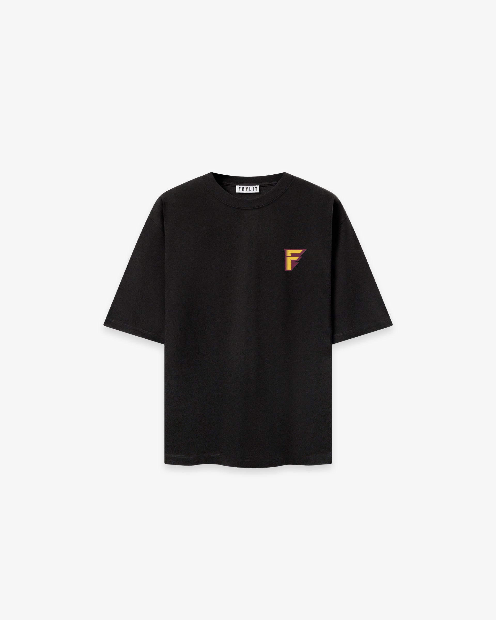 Thunder Siyah Oversize Tişört - Faylit Faylit'in yeni Thunder Siyah Oversize Tişörtü. Minimalist tasarım, ön yüzdeki yıldırım efektli ikonik F logosuyla buluşuyor. Enerjini stiline taşı.