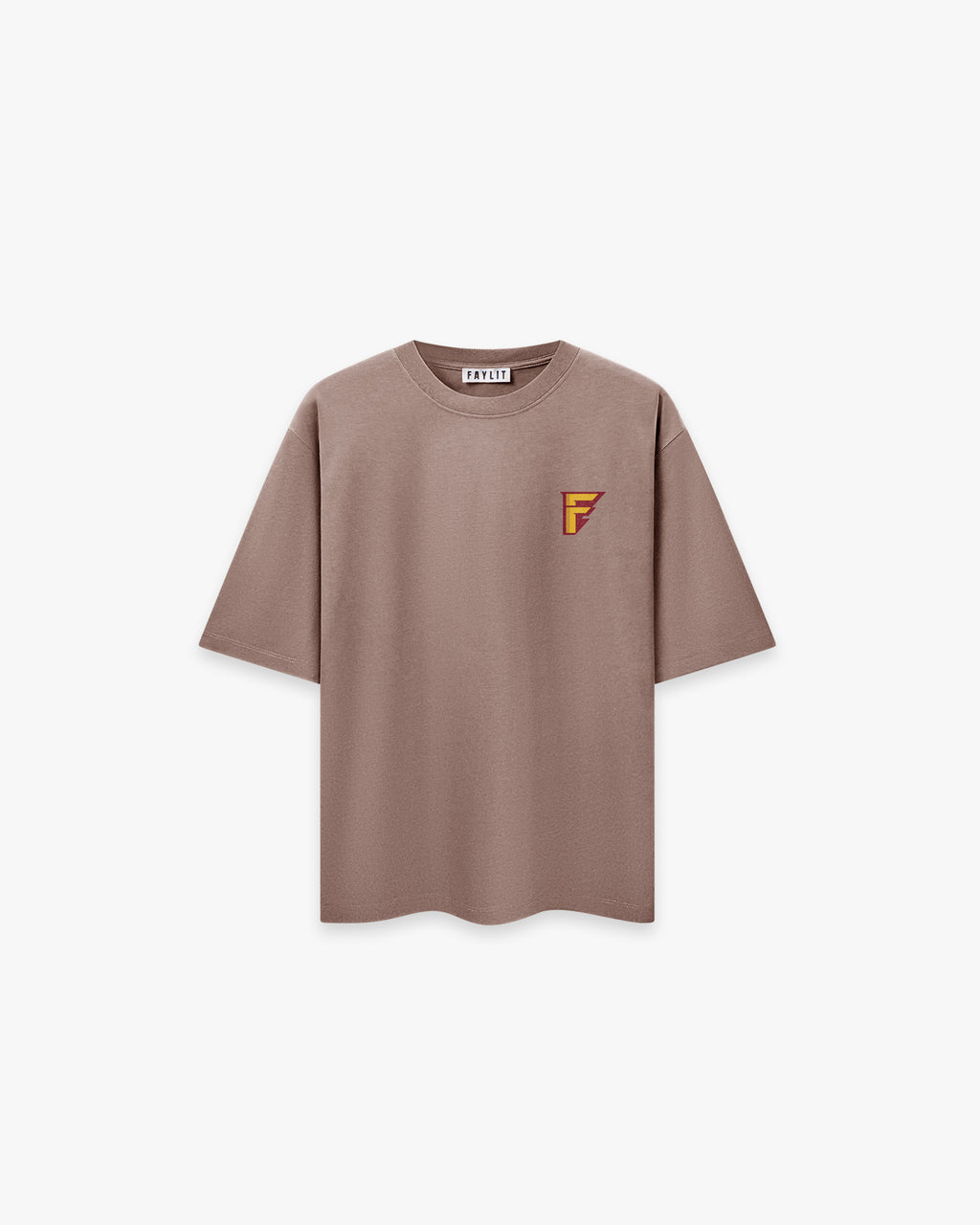 Thunder Kahverengi Oversize T-Shirt Toprak tonlarında (kahverengi) oversize tişörtün ön yüzünün düz çekim ürün fotoğrafı. Tişörtün sol göğsünde, kolej (varsity) stilinde, küçük bir 'F' harfi logosu bulunmaktadır. Sarı renkteki harfin kırmızı gölgeli detayı, tasarıma retro bir spor havası katıyor. -  Faylit